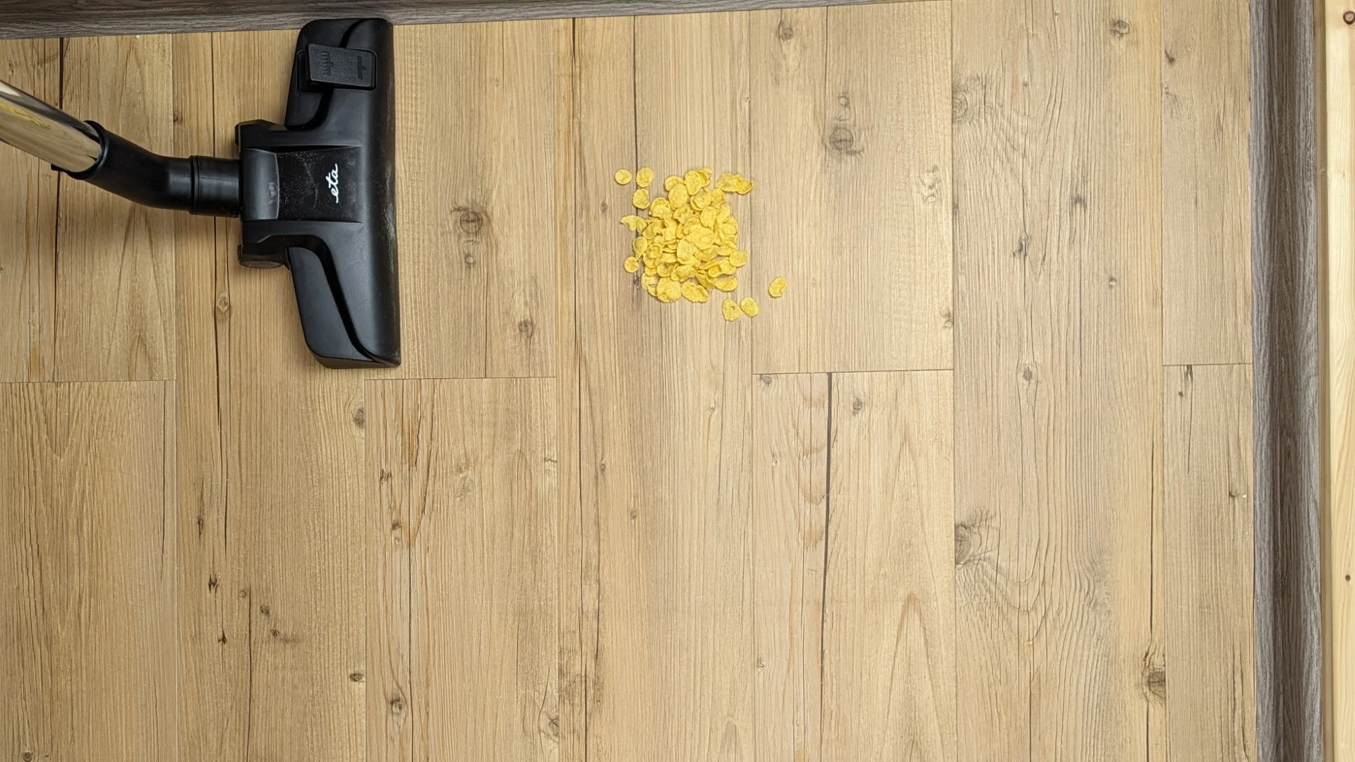 Cornflakes na vinylové podlaze před testem Cornflakes na vinylové podlaze před testem