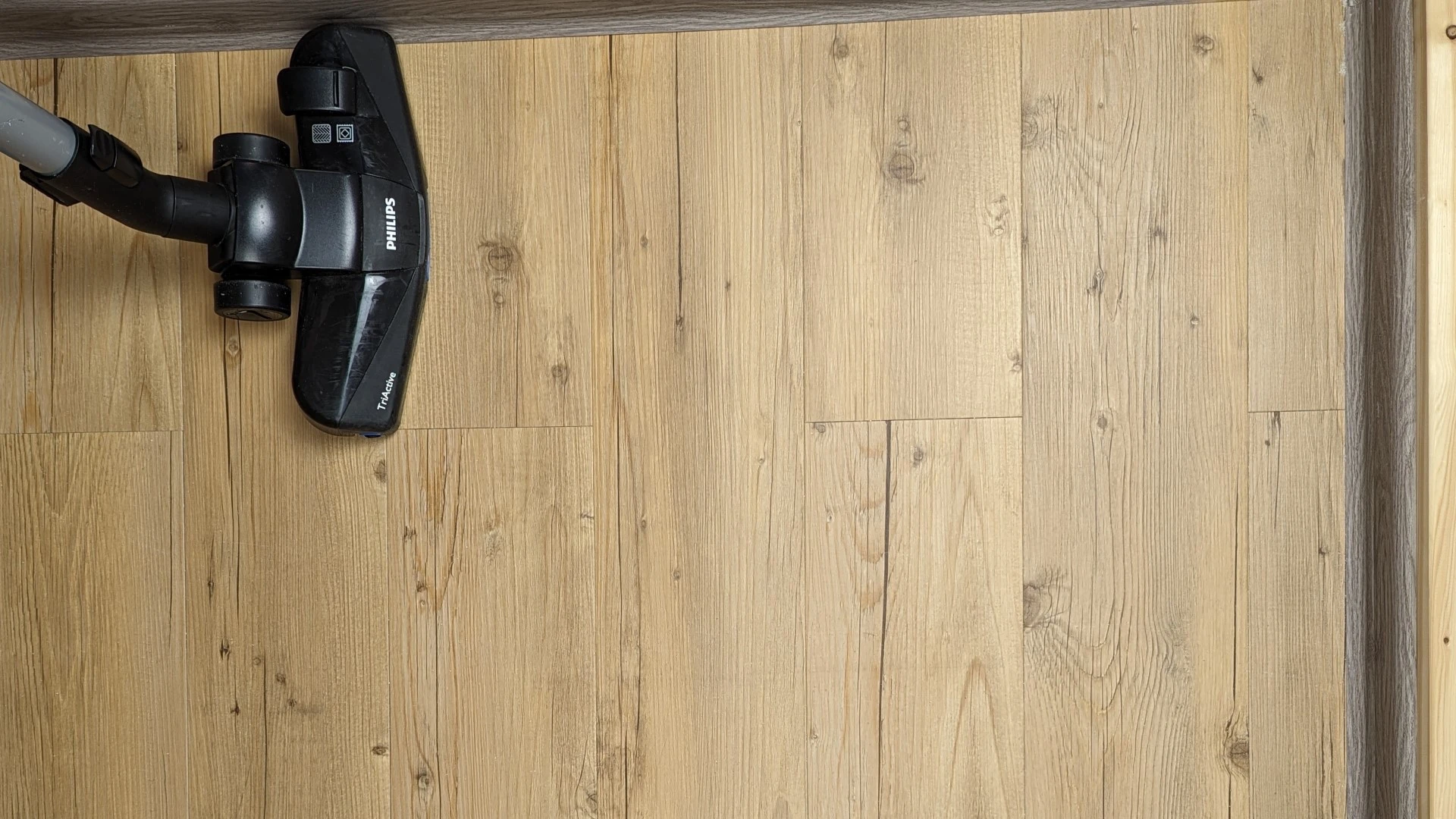 Výsledek na vinylové podlaze – písek Výsledek na vinylové podlaze – písek
