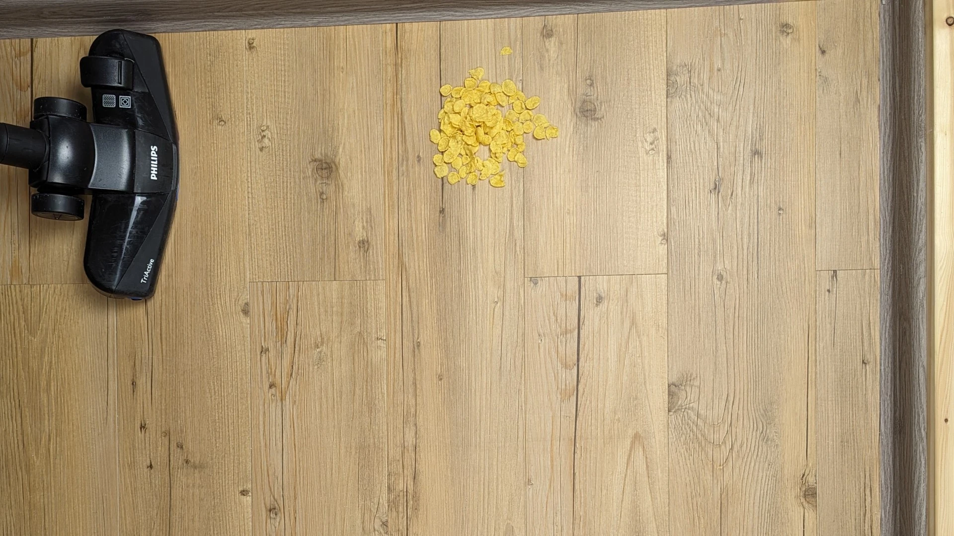 Cornflakes na vinylové podlaze před testem Cornflakes na vinylové podlaze před testem