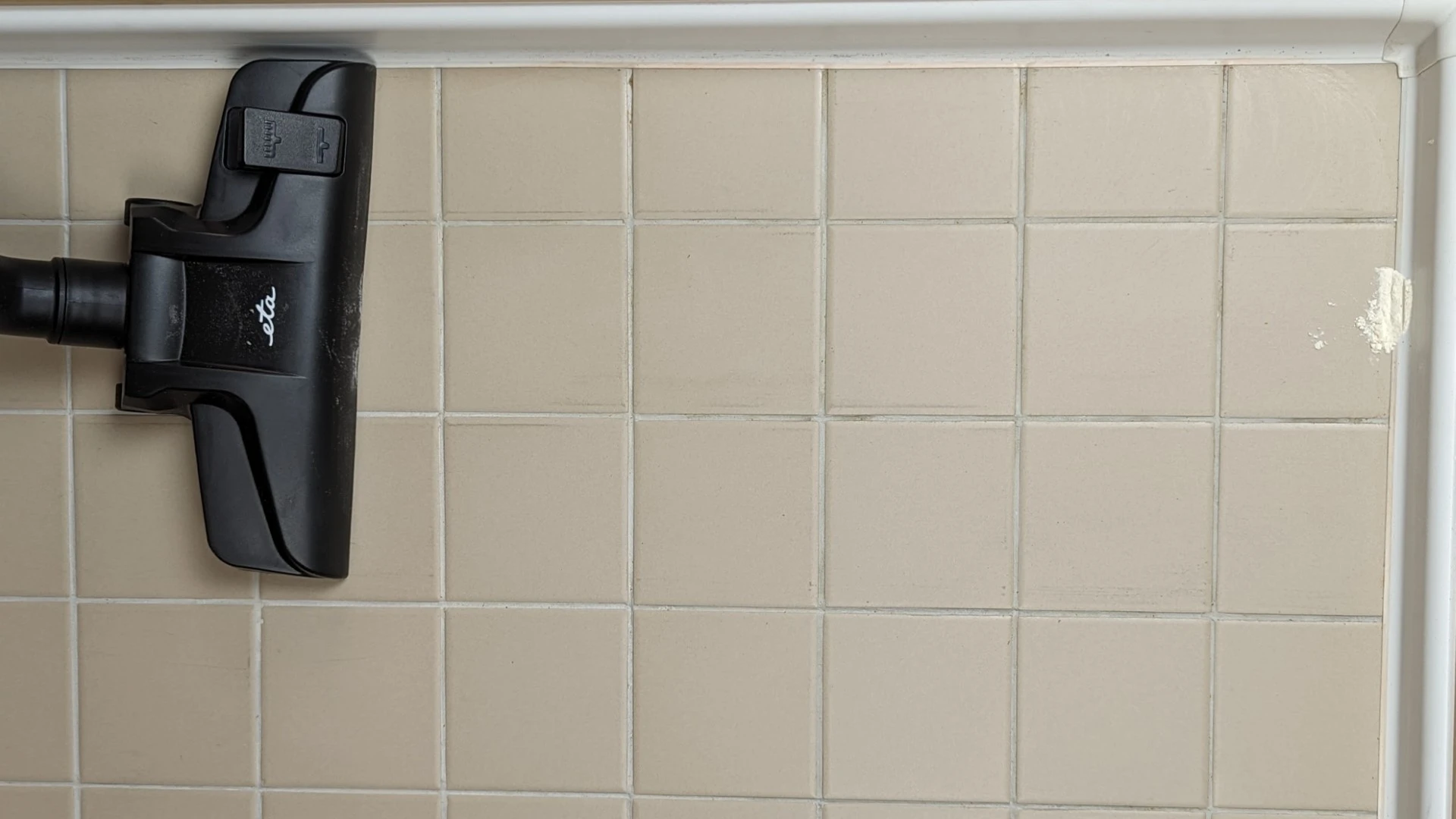 Výsledek na dlažbě – mouka Výsledek na dlažbě – mouka
