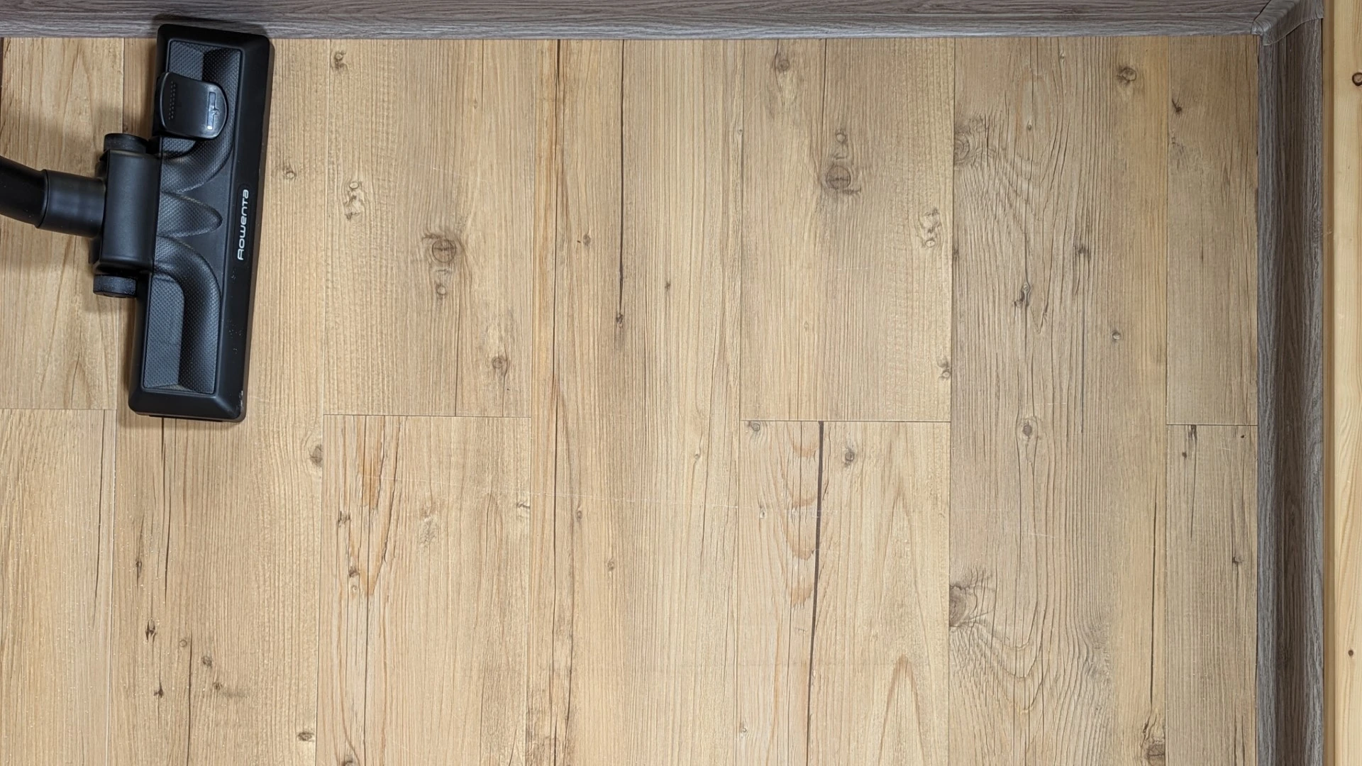 Výsledek na vinylové podlaze – káva Výsledek na vinylové podlaze – káva