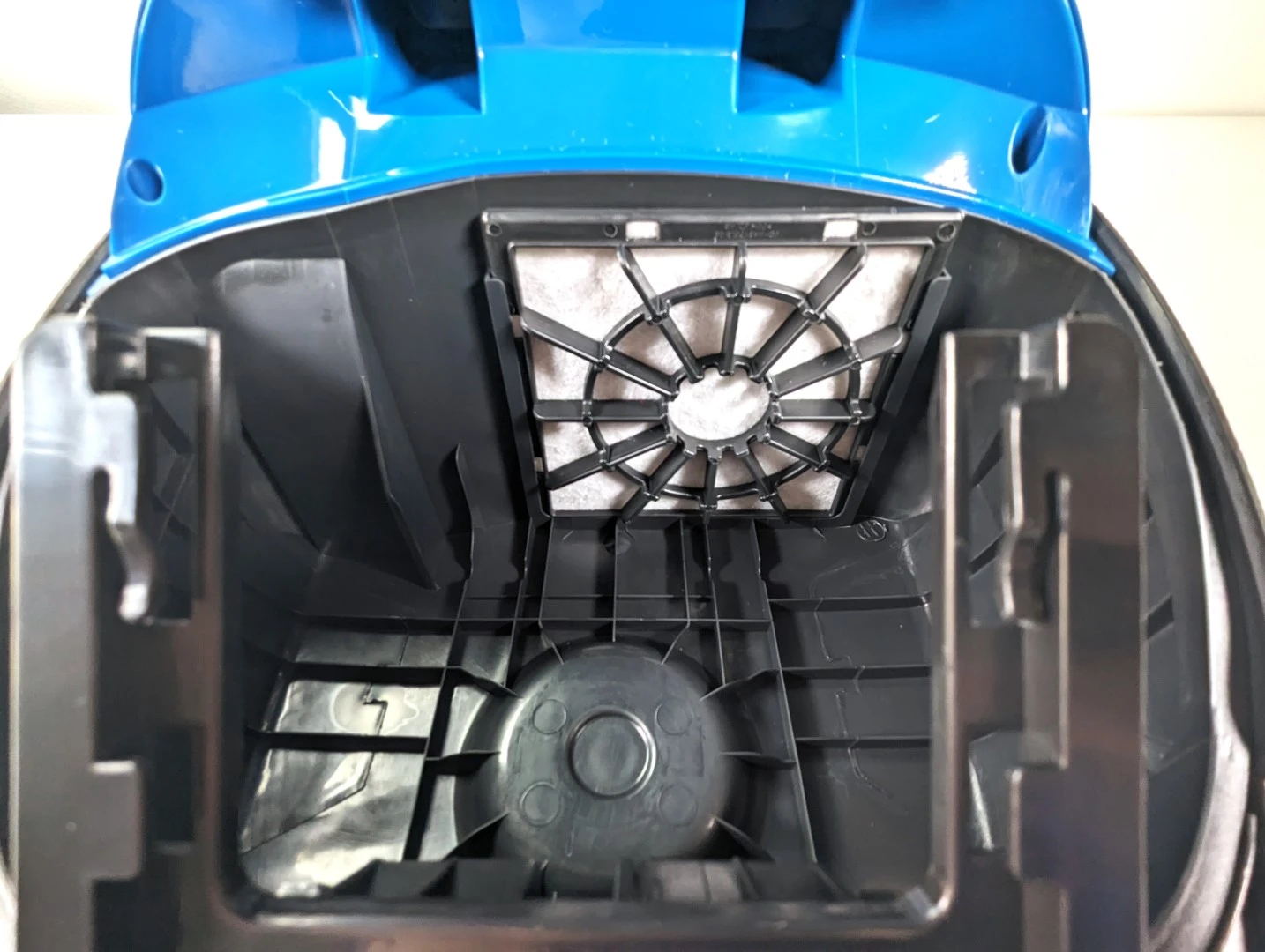Umístění filtru motoru Umístění filtru motoru