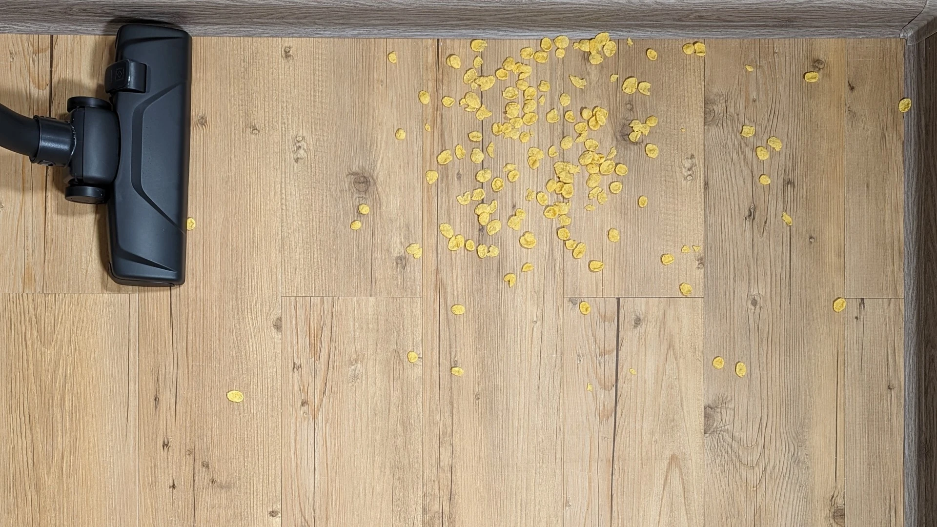 Cornflakes na vinylové podlaze před testem Cornflakes na vinylové podlaze před testem