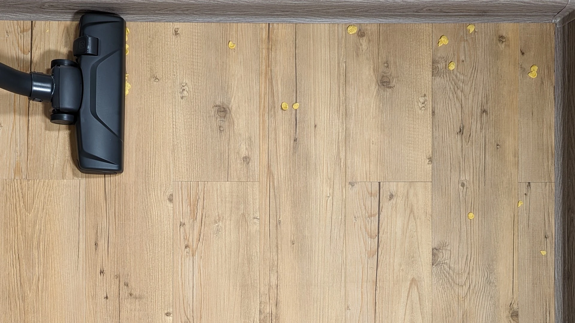 Výsledek na vinylové podlaze – cornflakes Výsledek na vinylové podlaze – cornflakes
