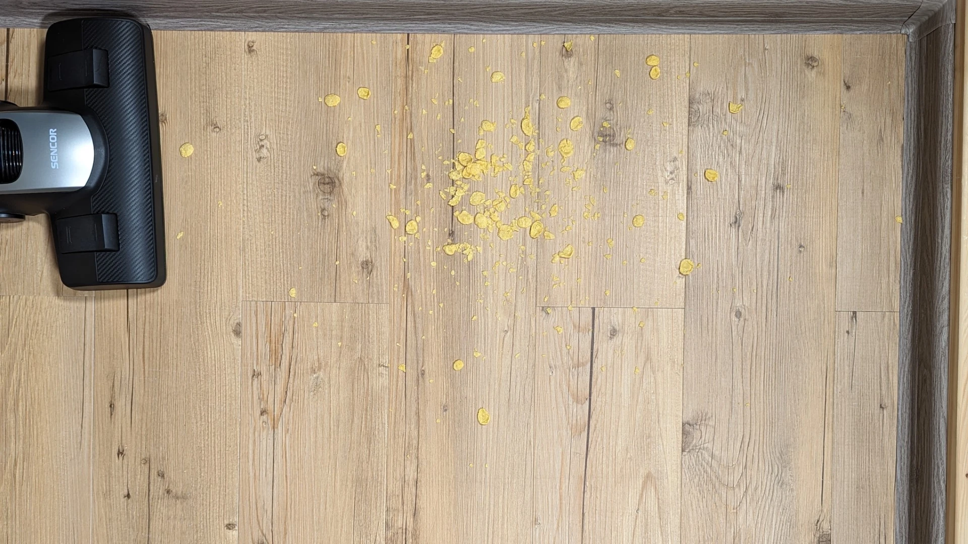 Cornflakes na vinylové podlaze před testem Cornflakes na vinylové podlaze před testem