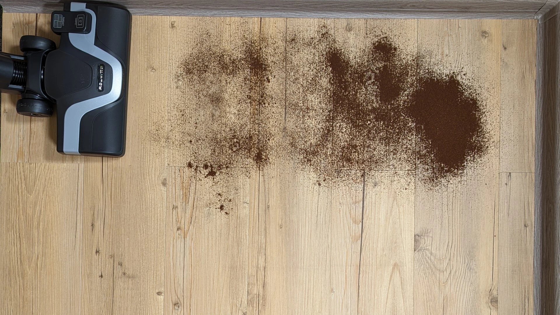 Káva na vinylové podlaze před testem Káva na vinylové podlaze před testem