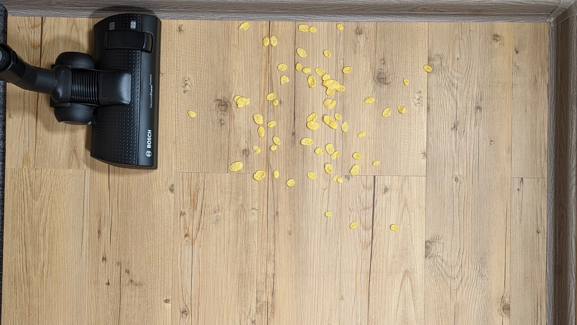 Cornflakes na vinylové podlaze před testem Cornflakes na vinylové podlaze před testem