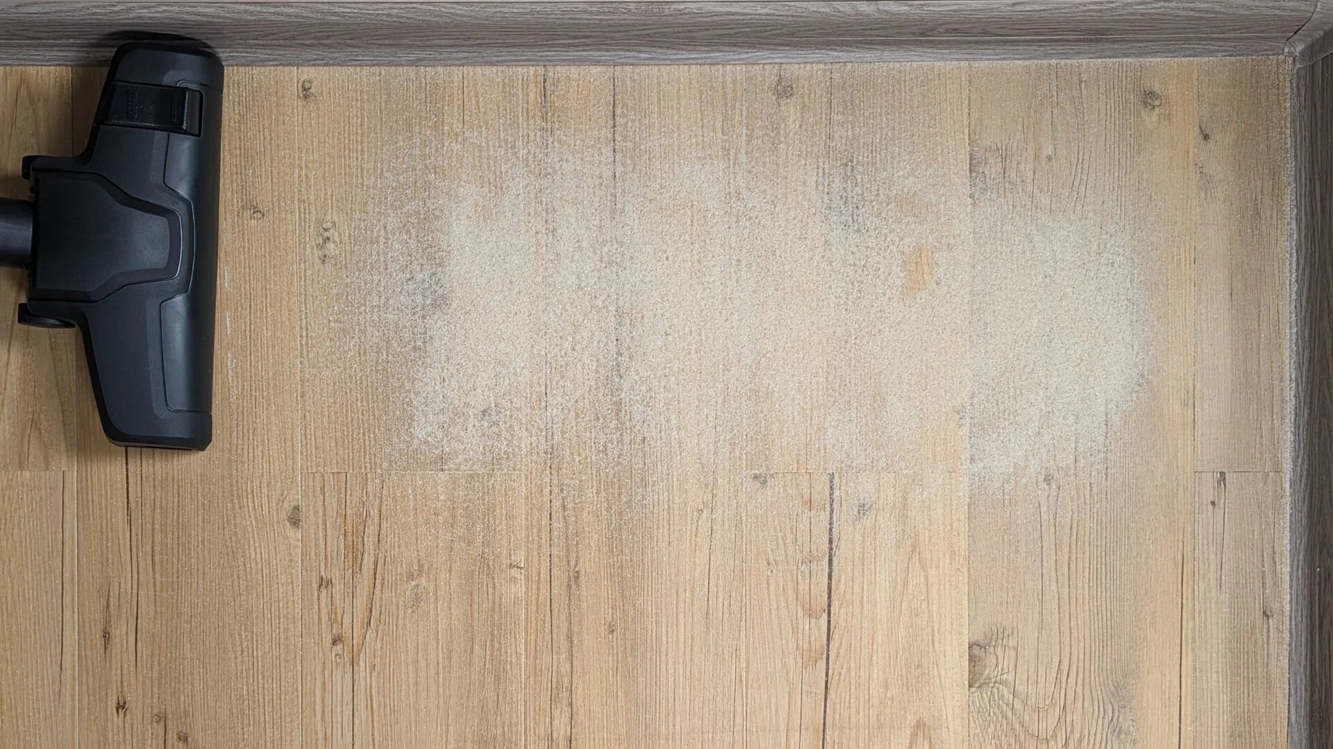 Písek na vinylové podlaze před testem Písek na vinylové podlaze před testem