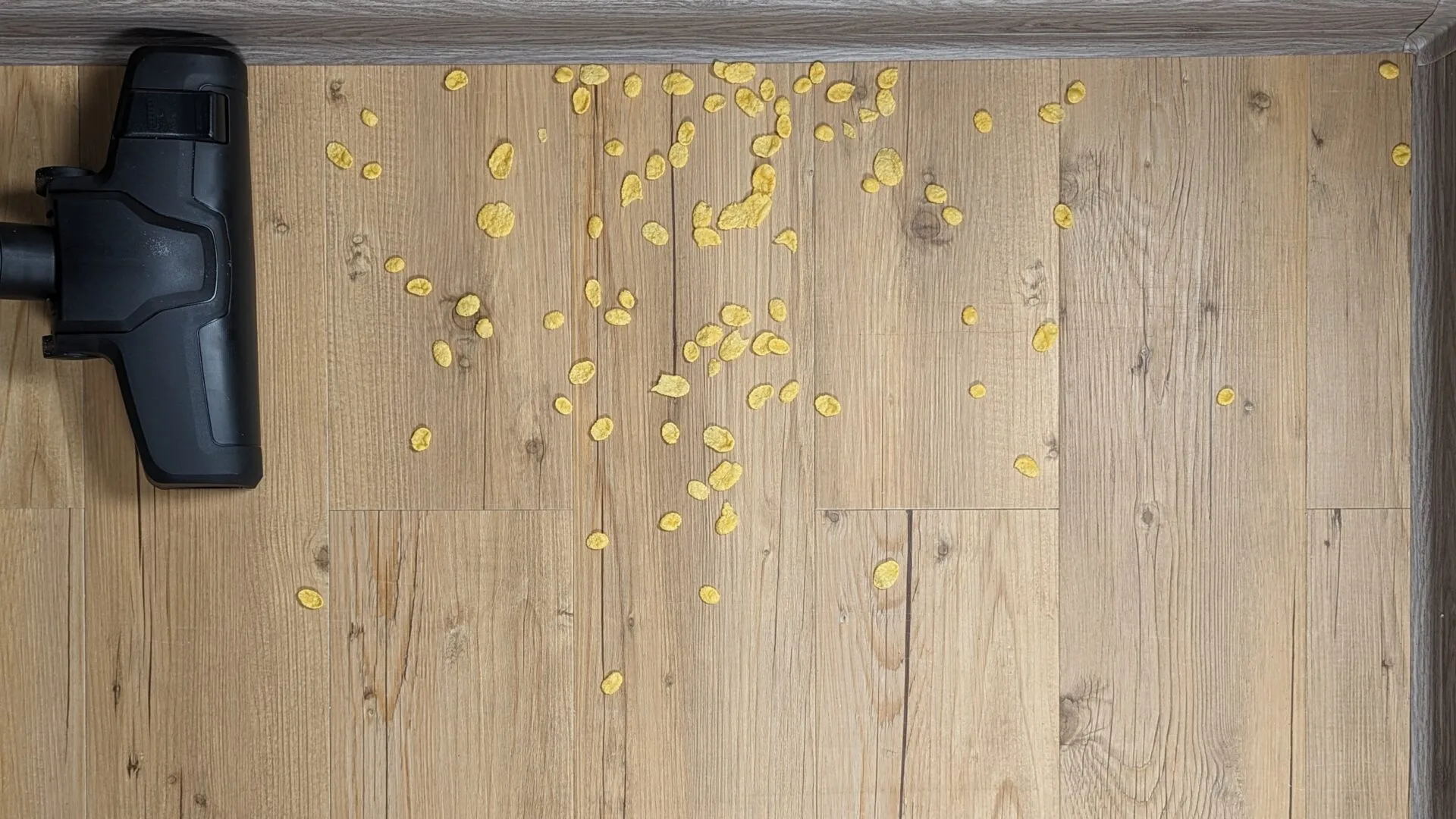 Cornflakes na vinylové podlaze před testem Cornflakes na vinylové podlaze před testem