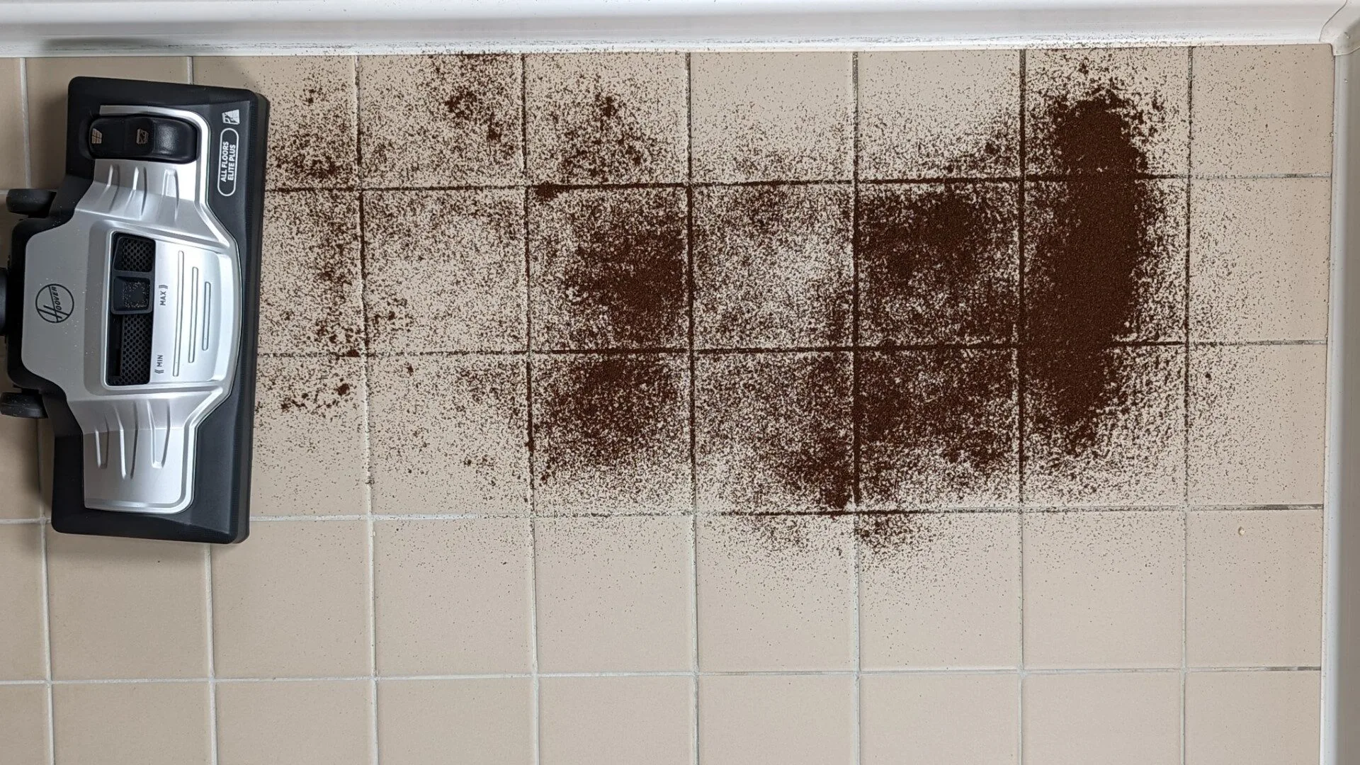 Káva na dlažbě před testem Káva na dlažbě před testem