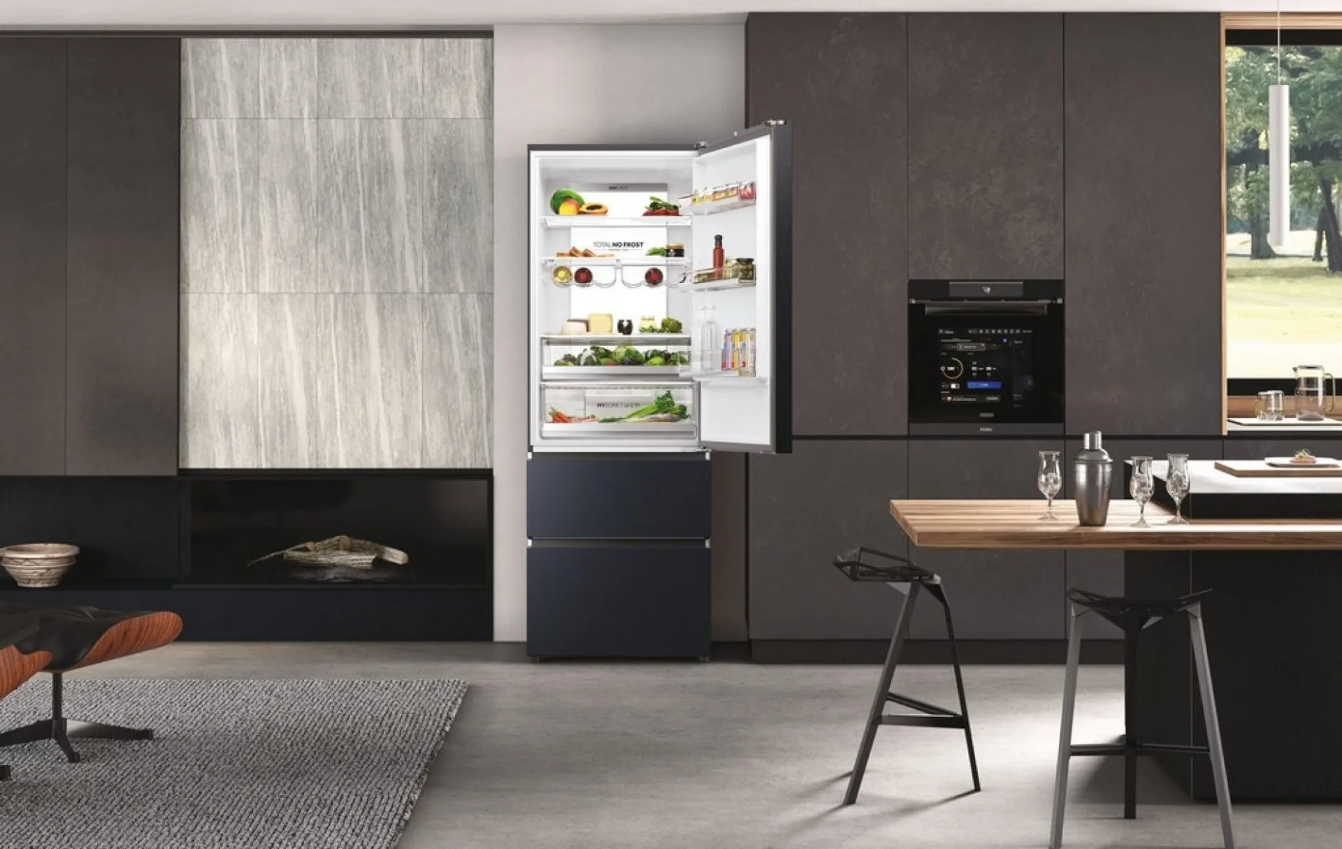 Ukázka umístění v interiéru kuchyně - otevřená dvířka Ukázka umístění v interiéru kuchyně - otevřená dvířka