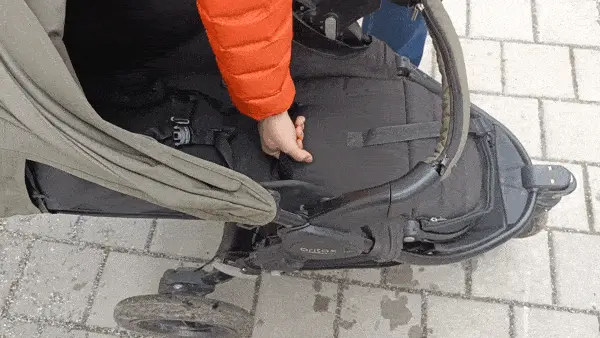 Snadné skládání kočárku GIF ukazuje Snadné skládání kočárku