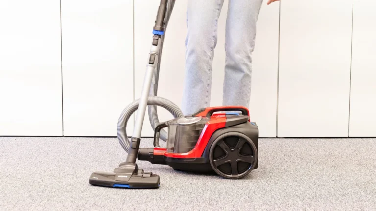 Vybrané vysavače také sami testujeme. Na fotce testuji vysavač Philips FC 9729/09, vítěze v kategorii bezsáčkových.