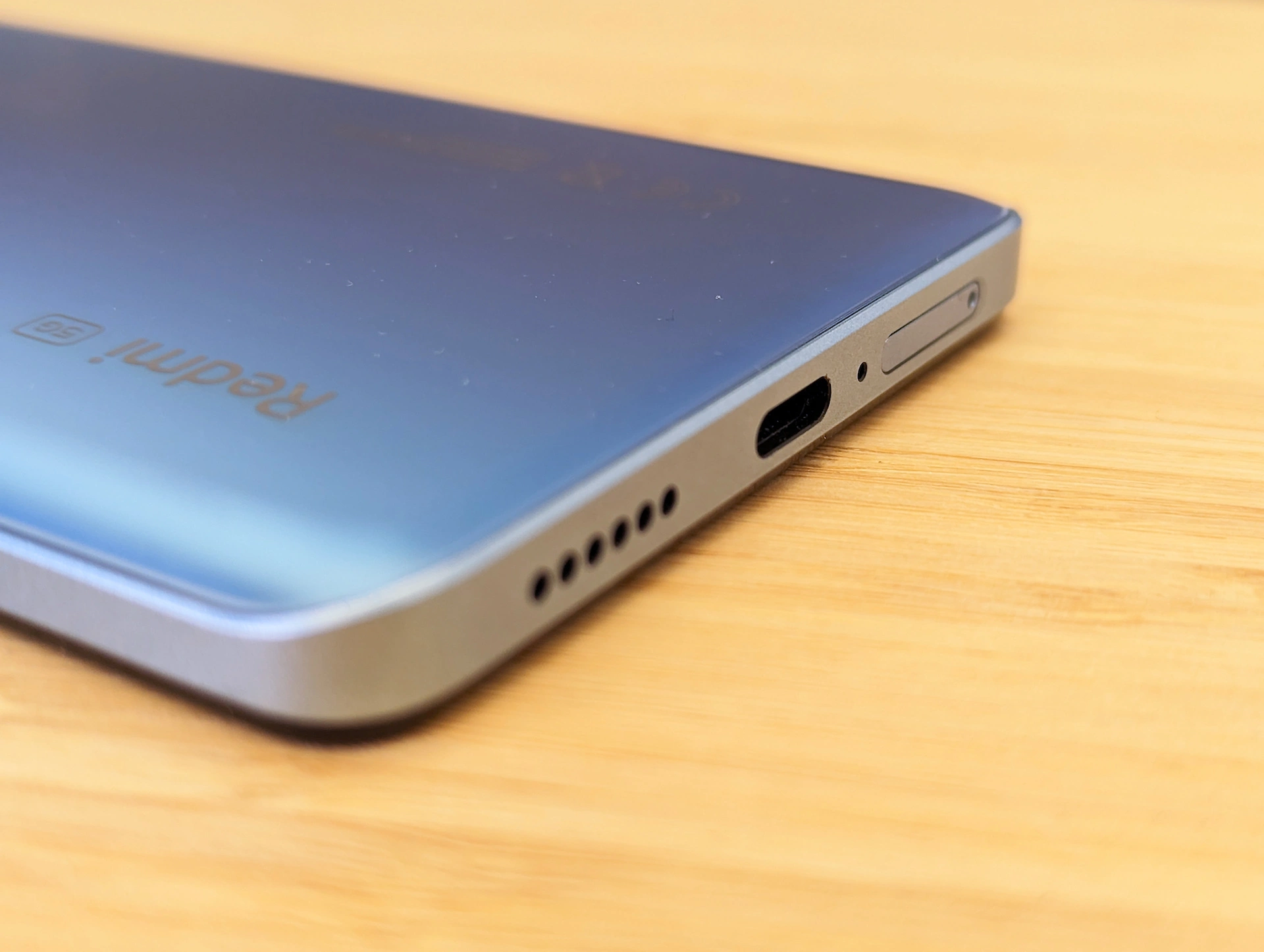 USB-C a slot pro SIM kartu