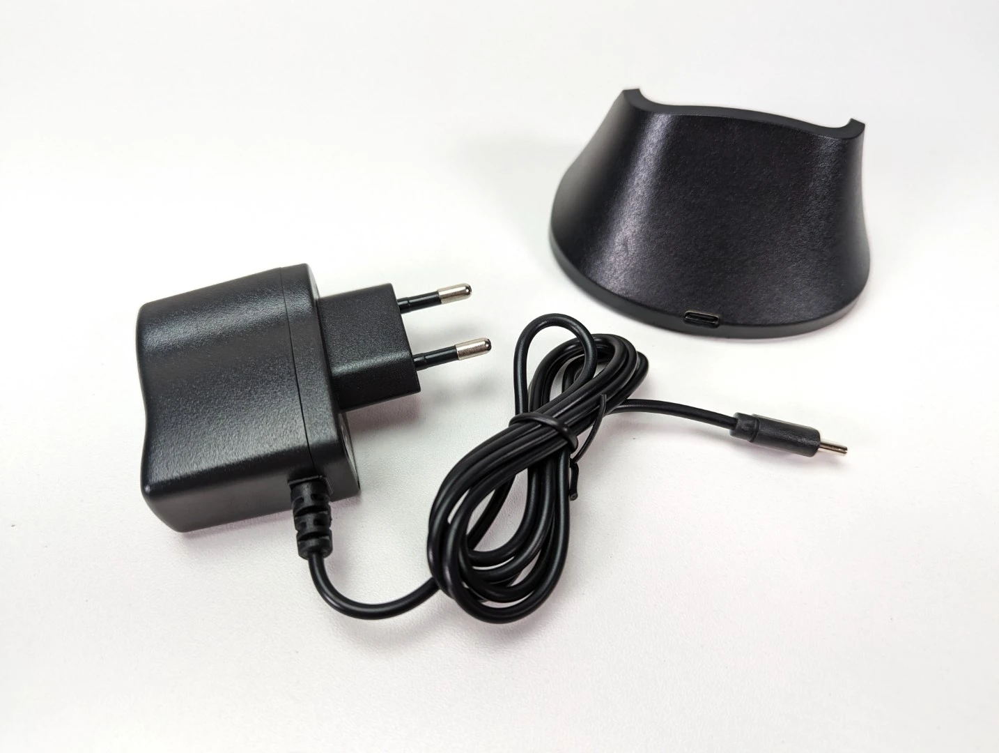 Nabíjecí stojánek a nabíječka s USB-C Nabíjecí stojánek a nabíječka s USB-C