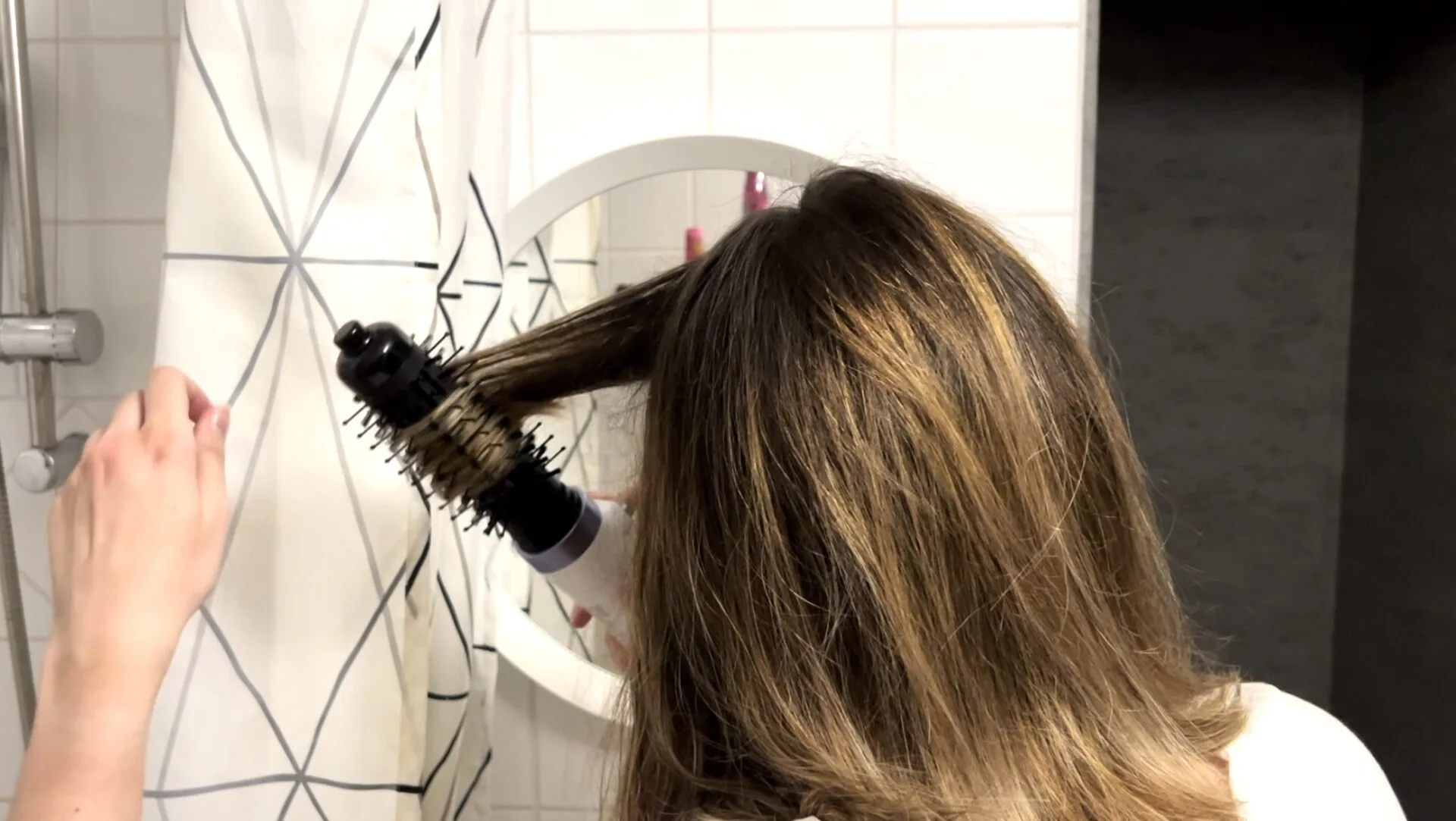 Díky nástavcům můžete kulmofén použít pro vysoušení nebo pro natáčení vlasů Díky nástavcům můžete kulmofén použít pro vysoušení nebo pro natáčení vlasů