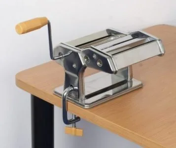 Přichycení strojku na těstoviny k pracovní desce