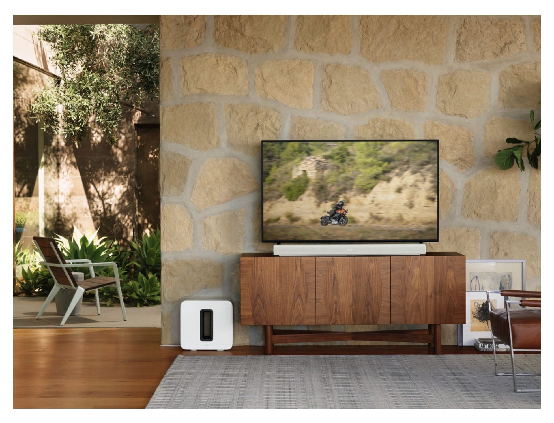 K dispozici máte i bílou variantu Obrázek zobrazuje soundbar Sonos Arc v bílém provedení