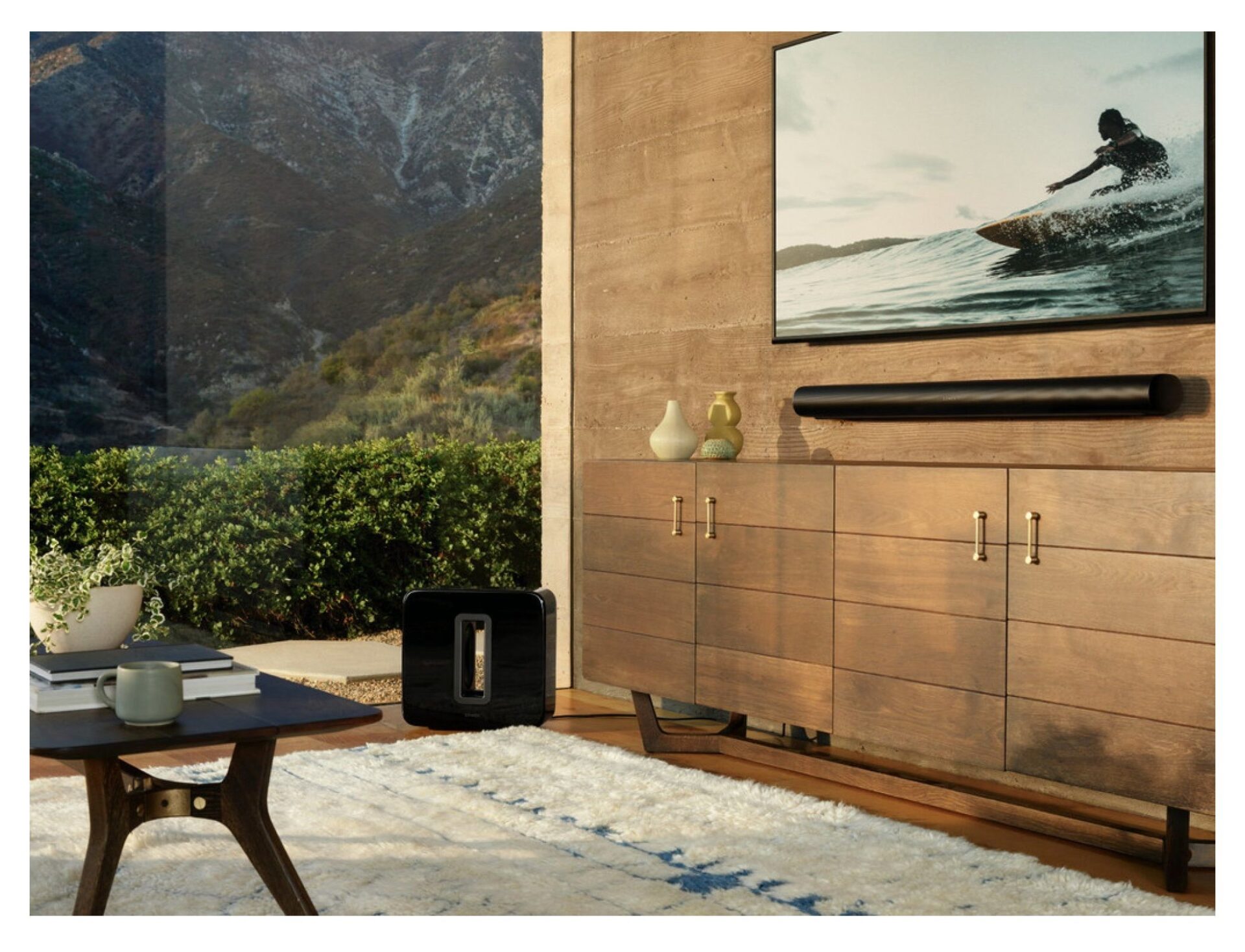 Soundbar lze připevnit i na zeď Obrázek zobrazuje soundbar Sonos Arc připevnění na stěnu