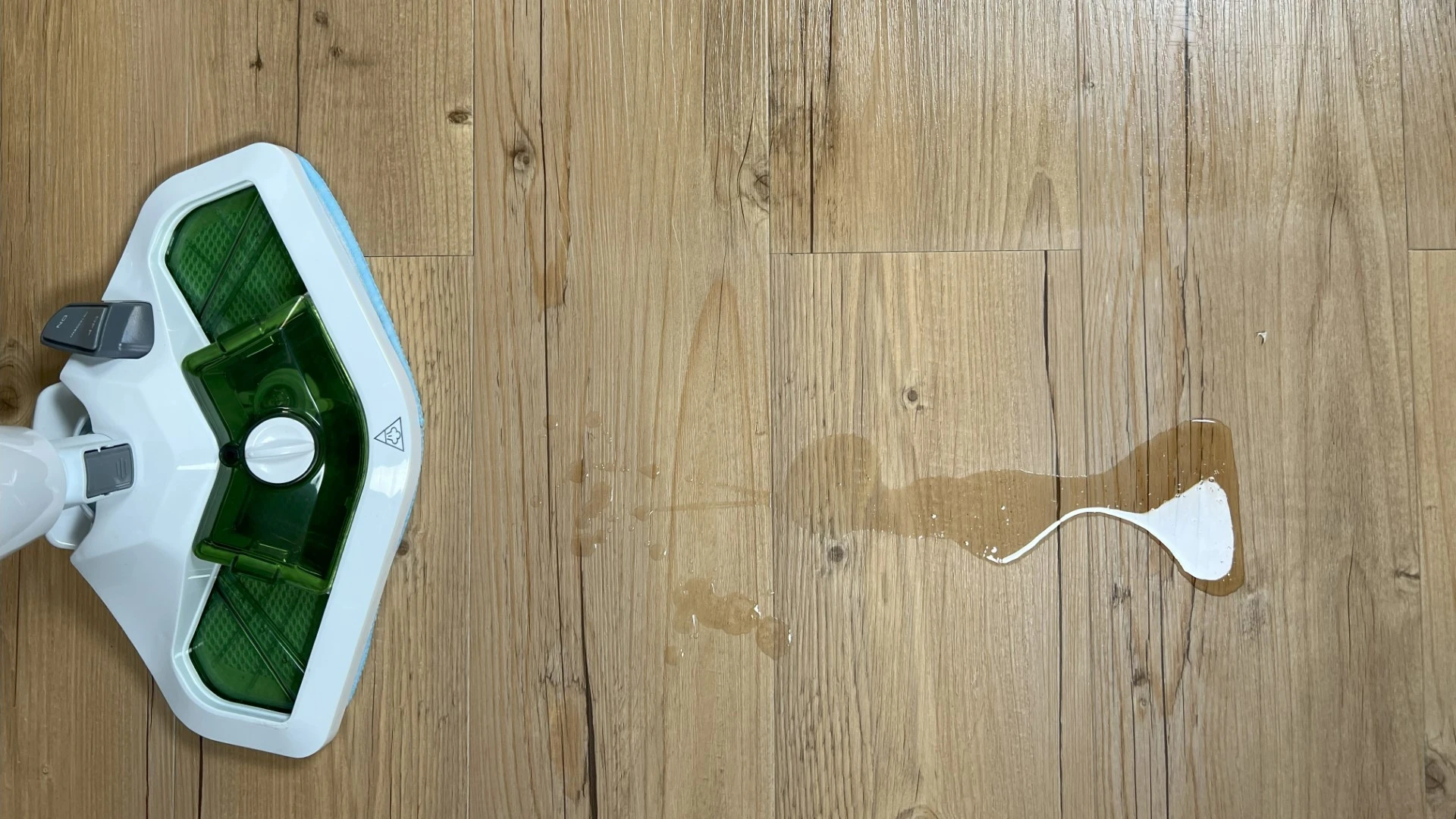 Zaschlý sirup na vinylové podlaze před testem Zaschlý sirup na vinylové podlaze před testem