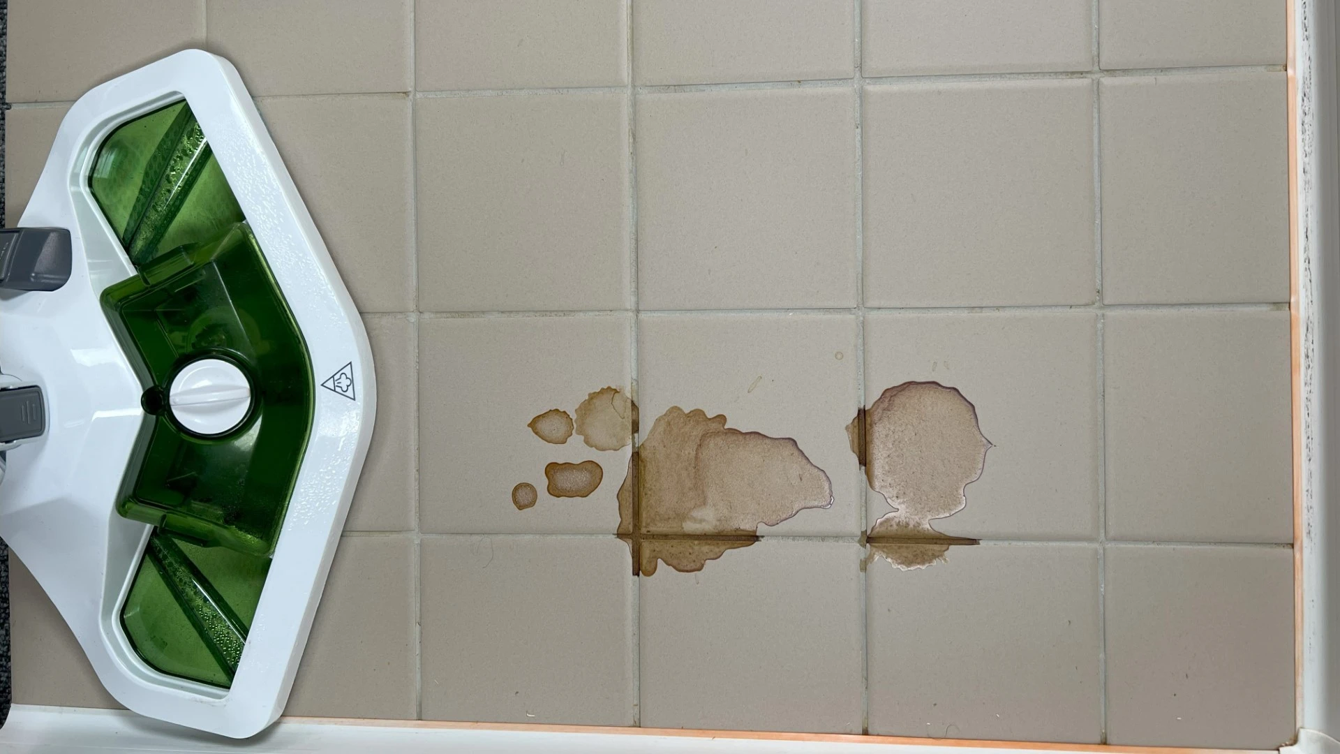 Zaschlá káva na dlažbě před testem Zaschlá káva na dlažbě před testem