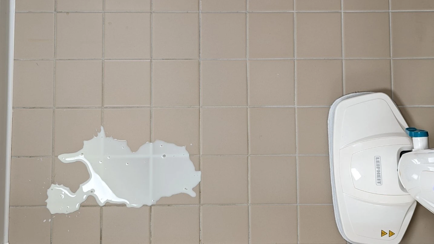 Mléko na dlažbě před testem Mléko na dlažbě před testem