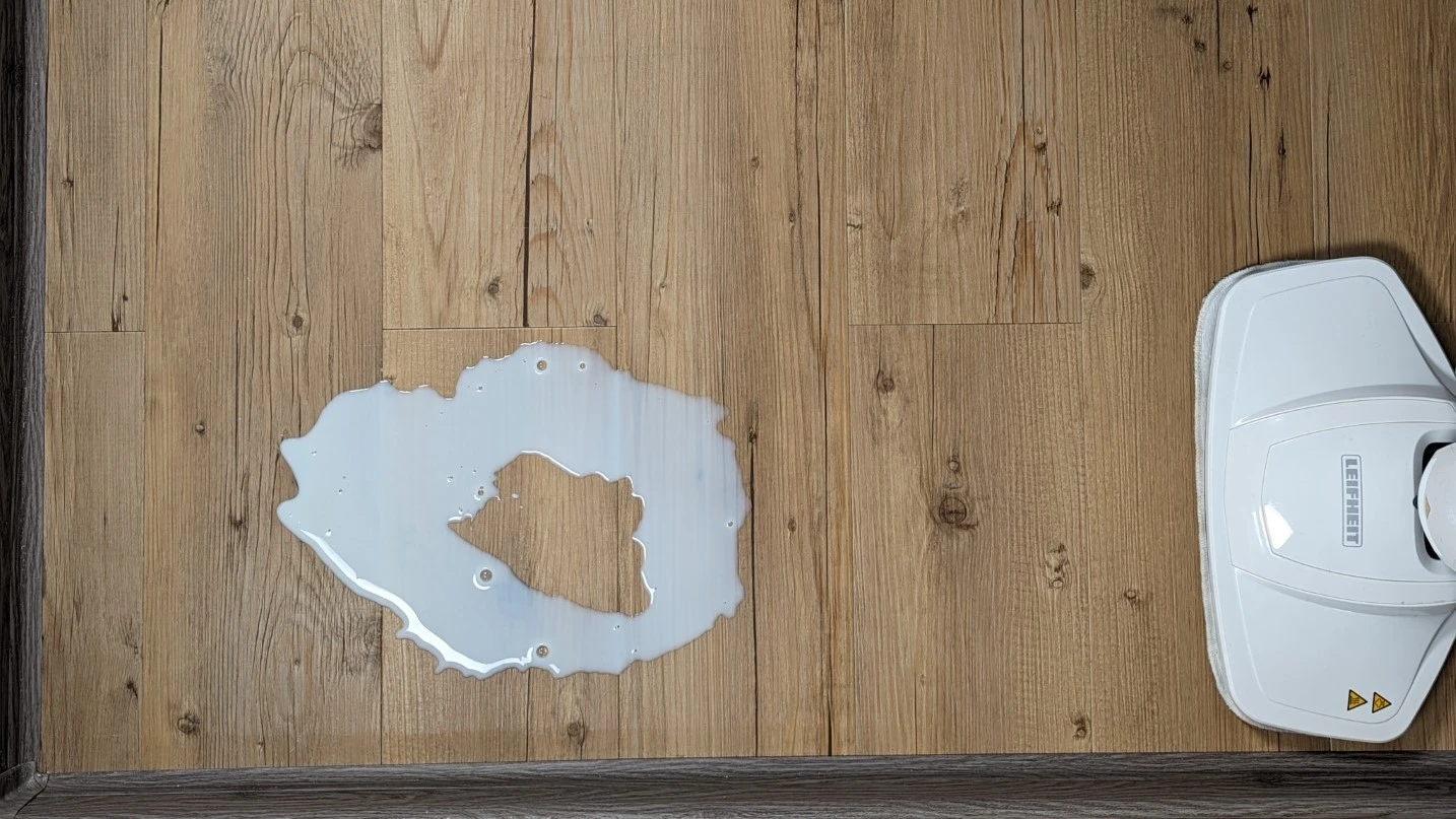 Mléko na vinylové podlaze před testem Mléko na vinylové podlaze před testem