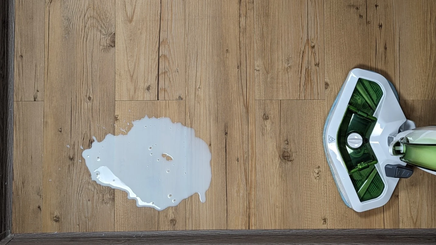 Mléko na vinylové podlaze před testem Mléko na vinylové podlaze před testem