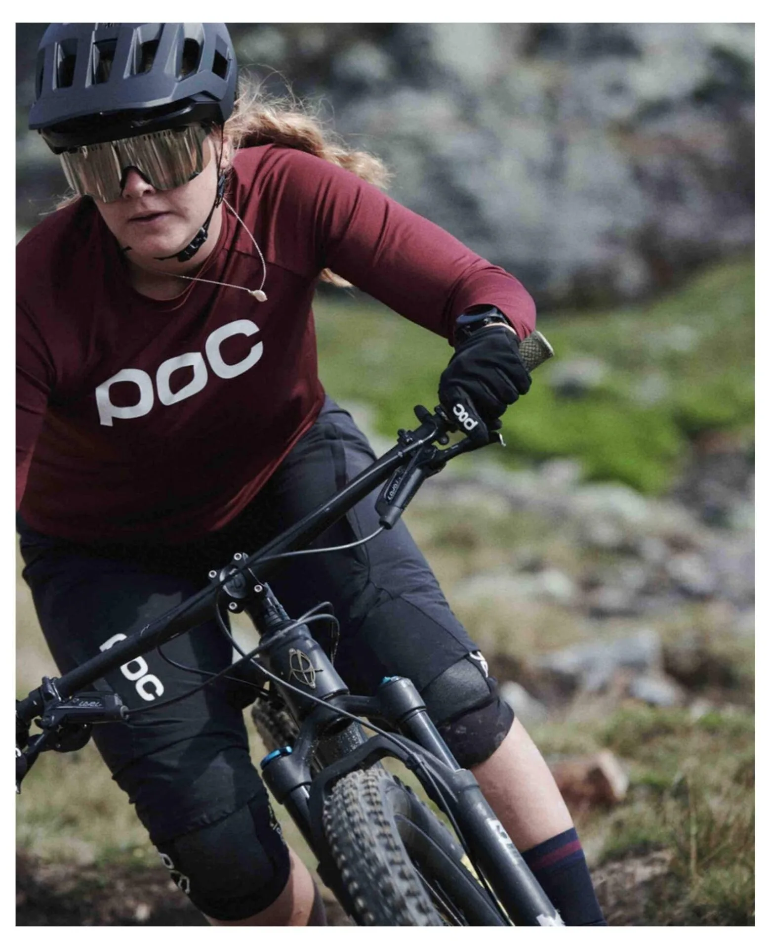 Cyklistická helma v akci Obrázek zobrazuje cyklistickou helmu v akci