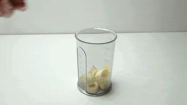 Mixování smoothie Gif zobrazuje mixování smoothie