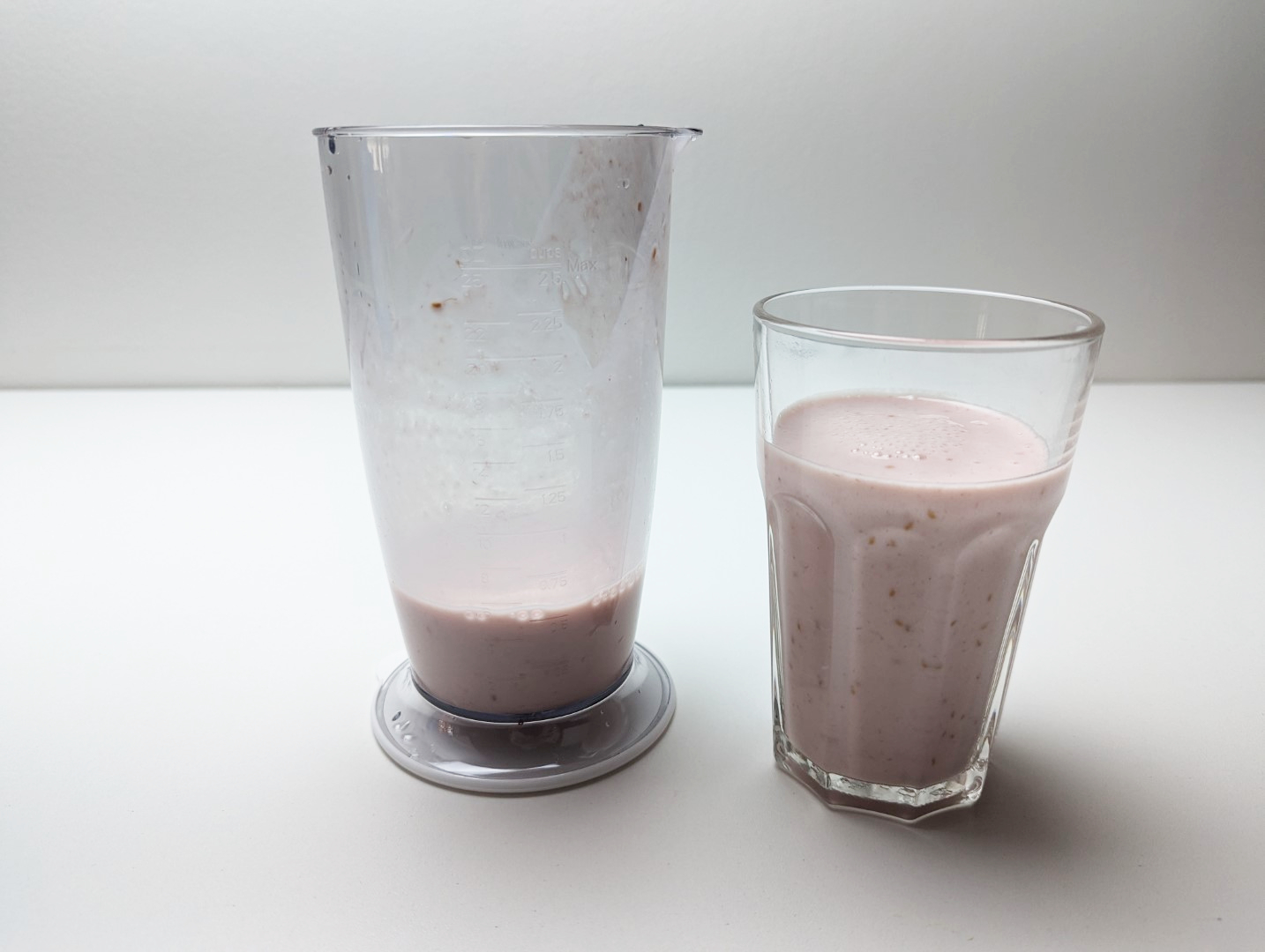 Mixování smoothie Obrázek zobrazuje mixování smoothie