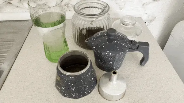 Příprava moka konvičky Příprava moka konvičky