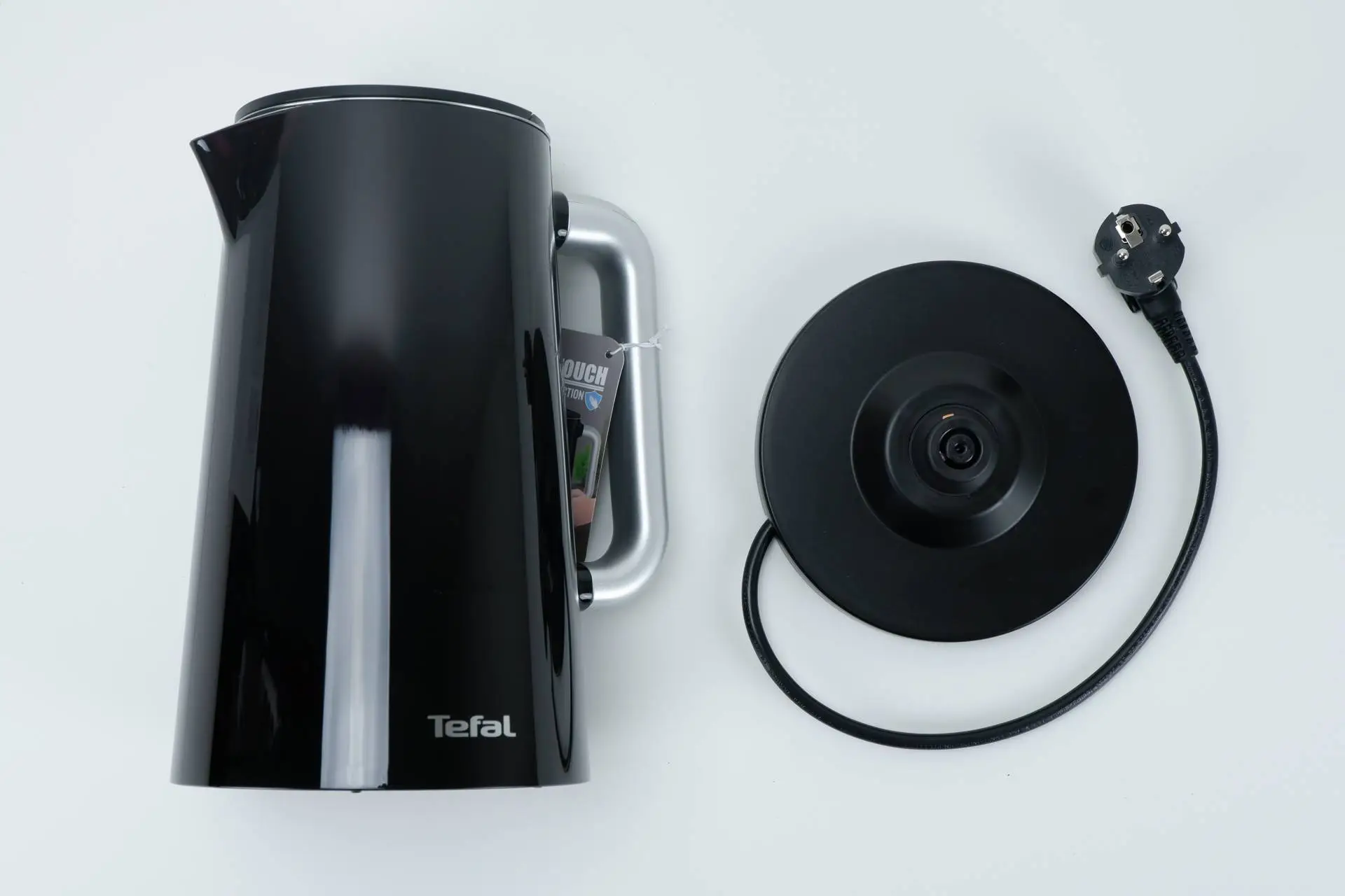 Konvice a podstava Zobrazení konvice Tefal KO851830 s podstavou