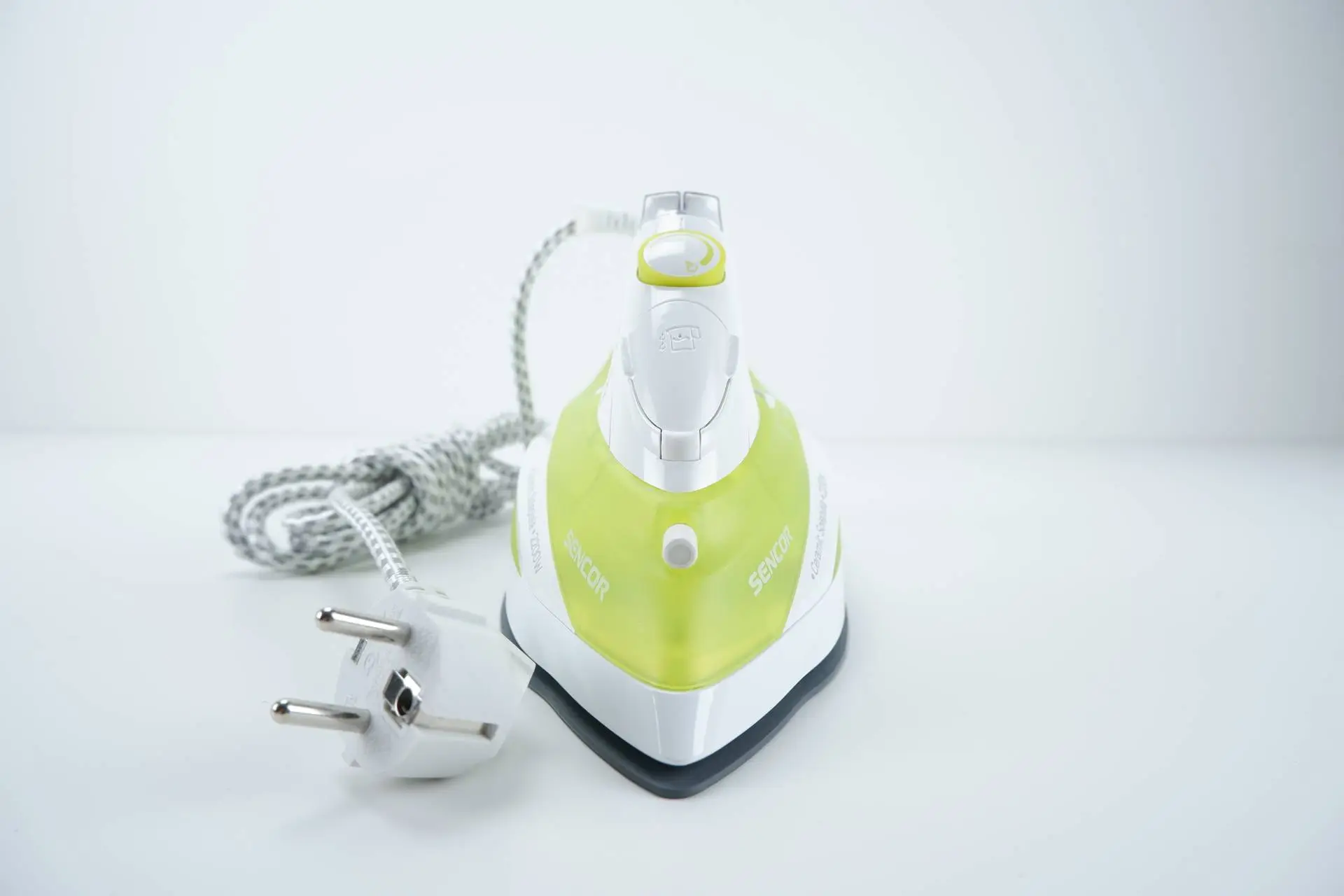 Přední pohled Žehlička Sencor SSI 8440GR ze předu