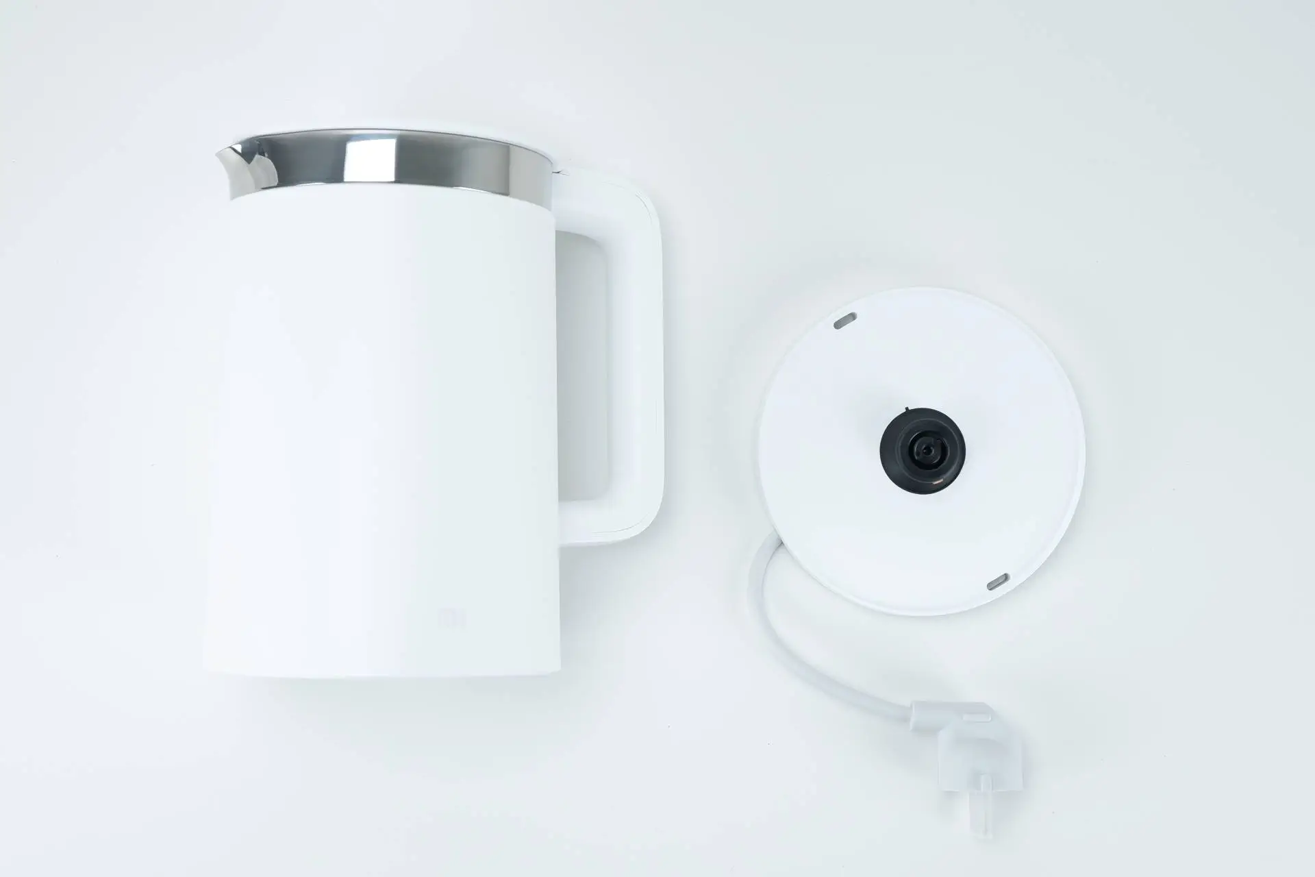 Konvice Xiaomi a její podstava Obrázek konvice Xiaomi s podstavou