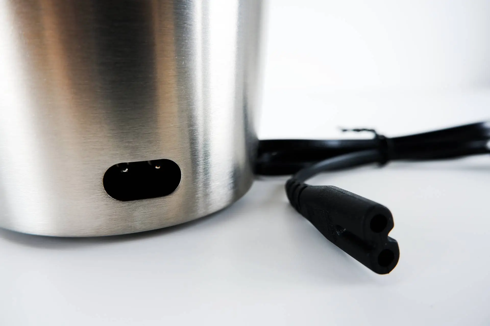 Otvor na odnímatelný kabel Na zadní části vespod se nachází otvor na kabel, ten je možné odejmout.