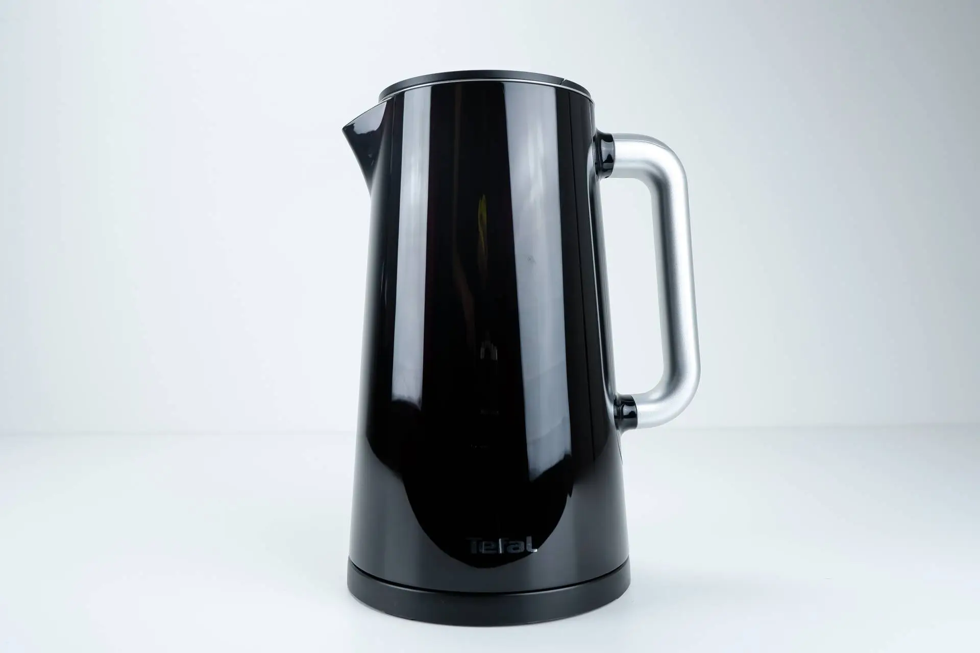 Konvice Tefal na podstavě Zobrazení konvice Tefal KO851830 na podstavě