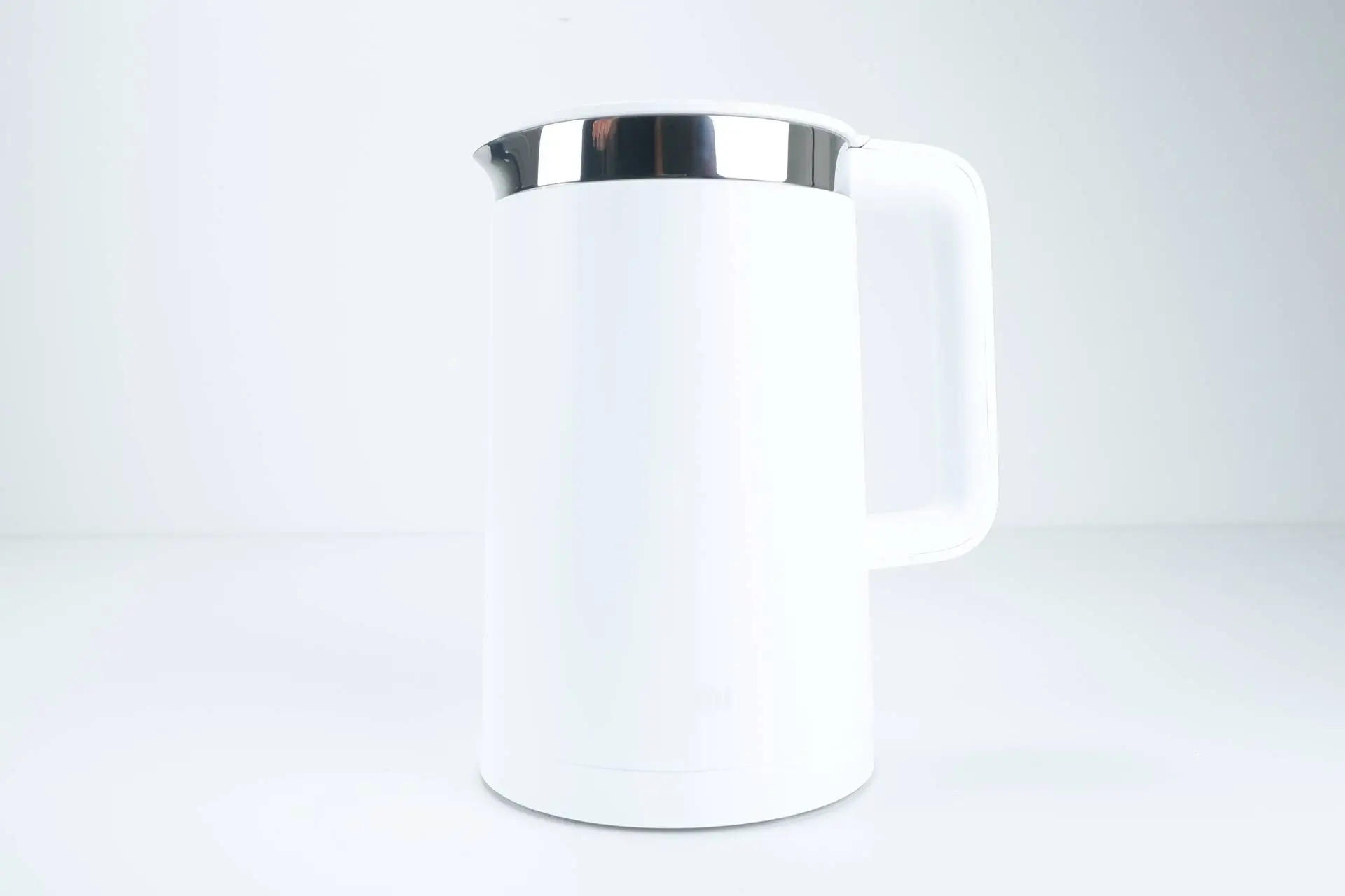Konvice Xiaomi na podstavě Obrázek konvice Xiaomi stojící na podstavě