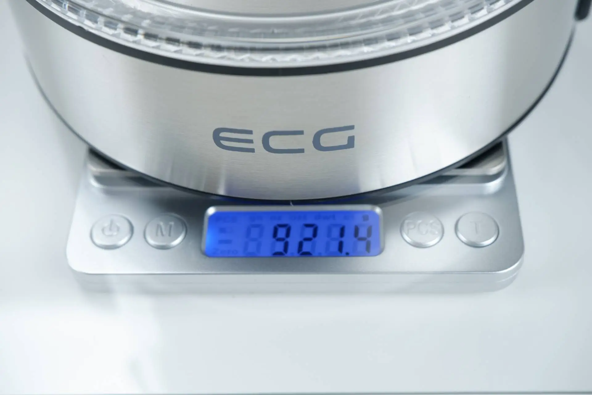 Hmotnost konvice Obrázek vážení konvice ECG RK 1777