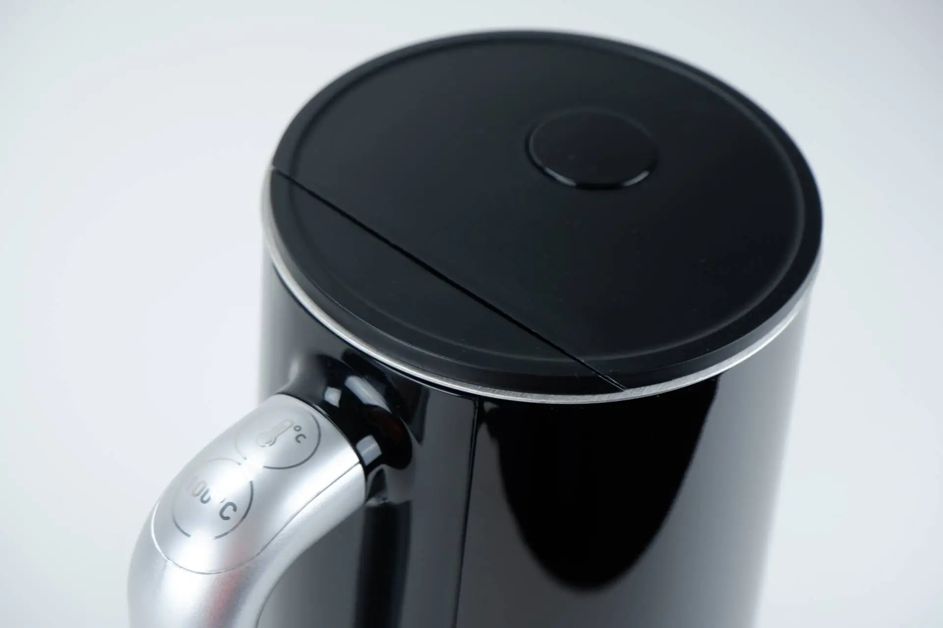 Tlačítka spouštění a otevírání Zobrazení tlačítek konvice Tefal KO851830