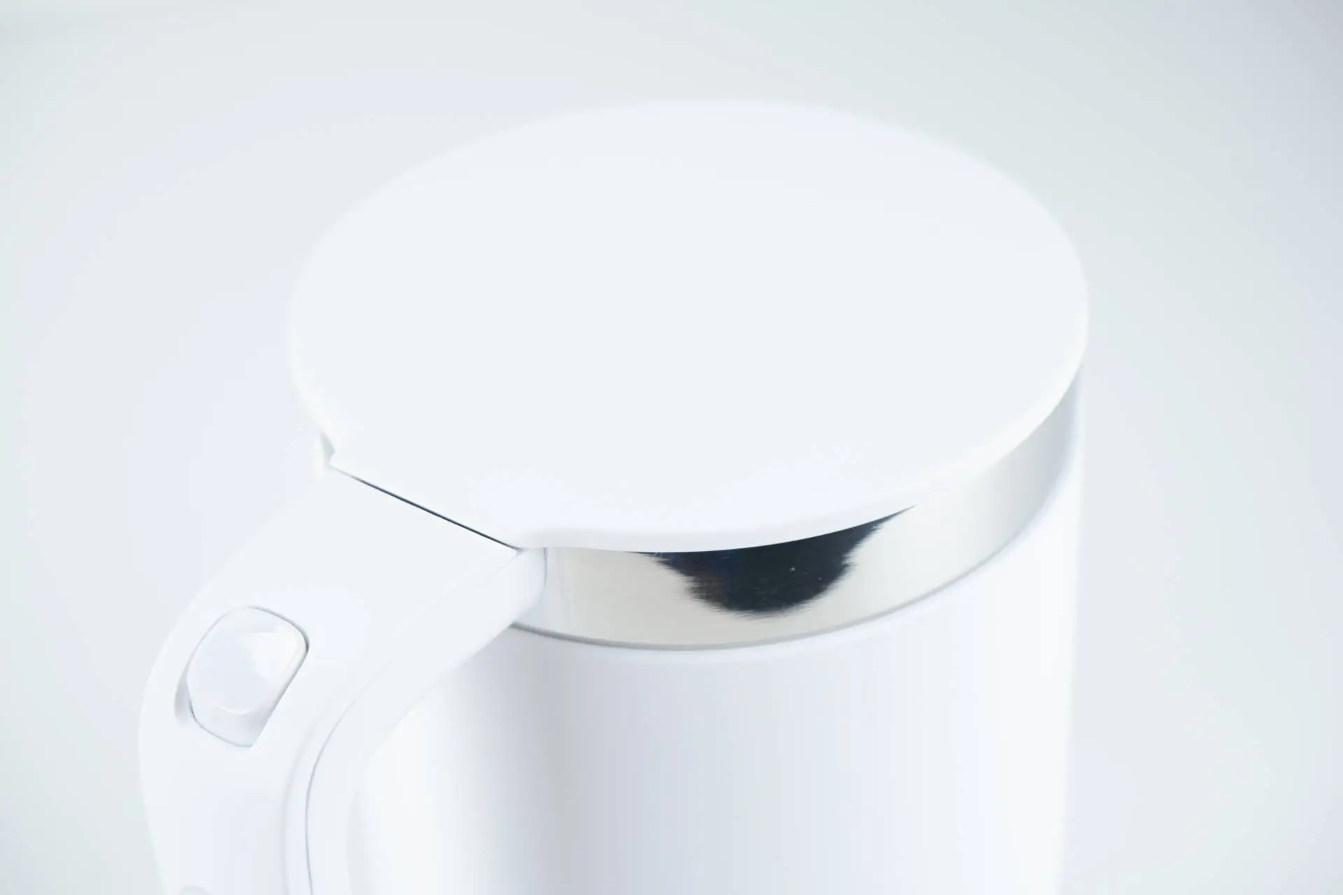 Tlačítko otevírání víka Obrázek tlačítka k otevření víka u konvice Xiaomi