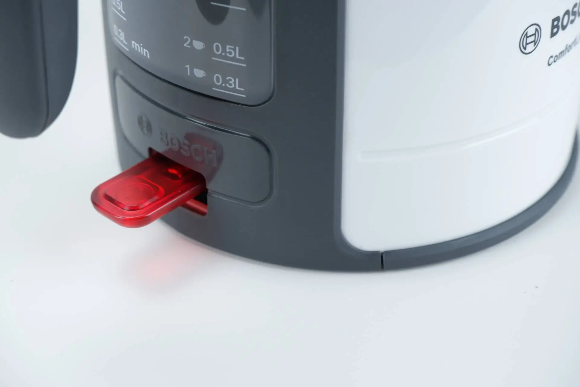 Spínací tlačítko Detail spínacího tlačítka konvice Bosch TWK 6A011