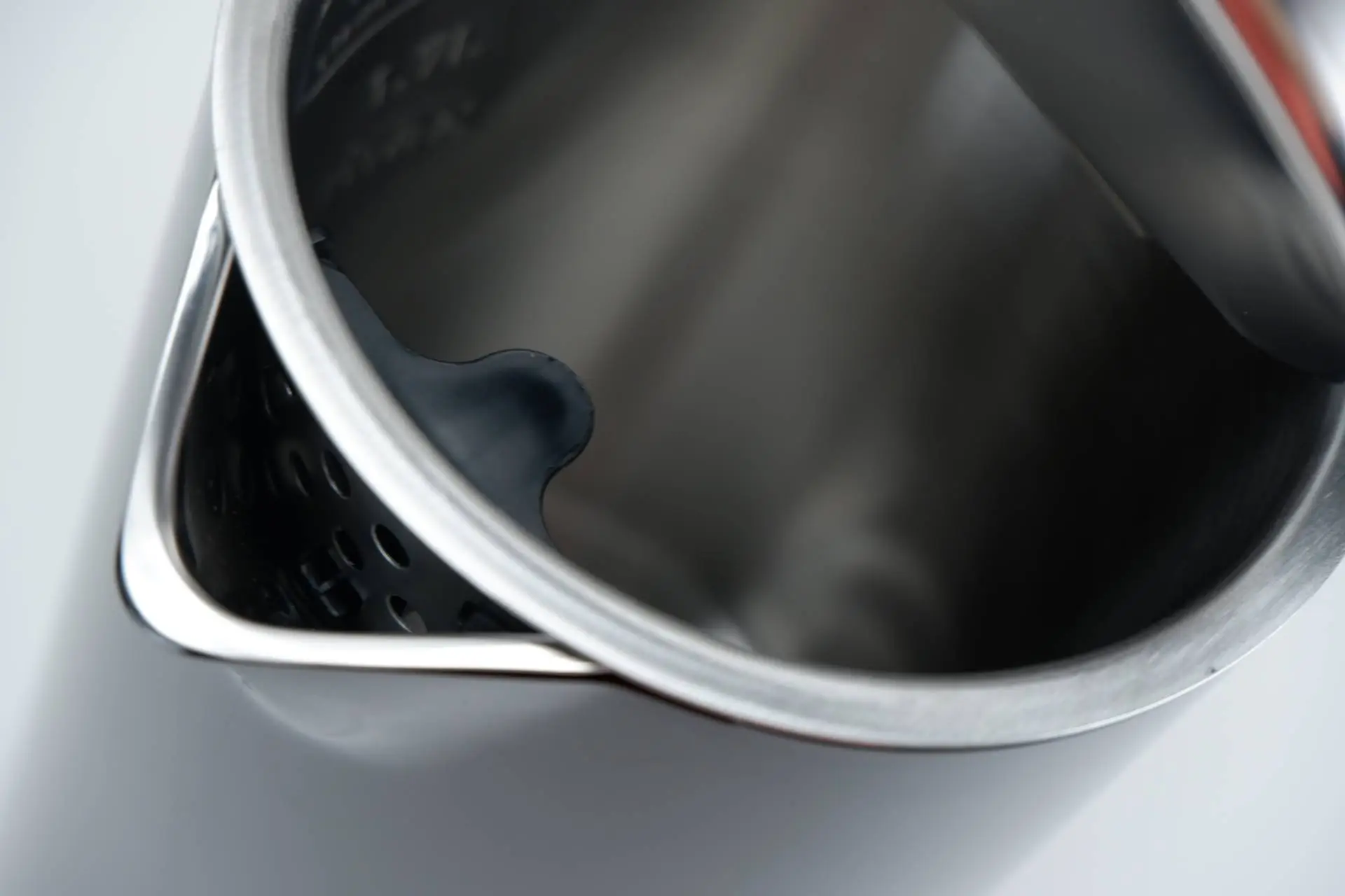 Zobáček konvice Detail zobáčku konvice Tefal KO851830