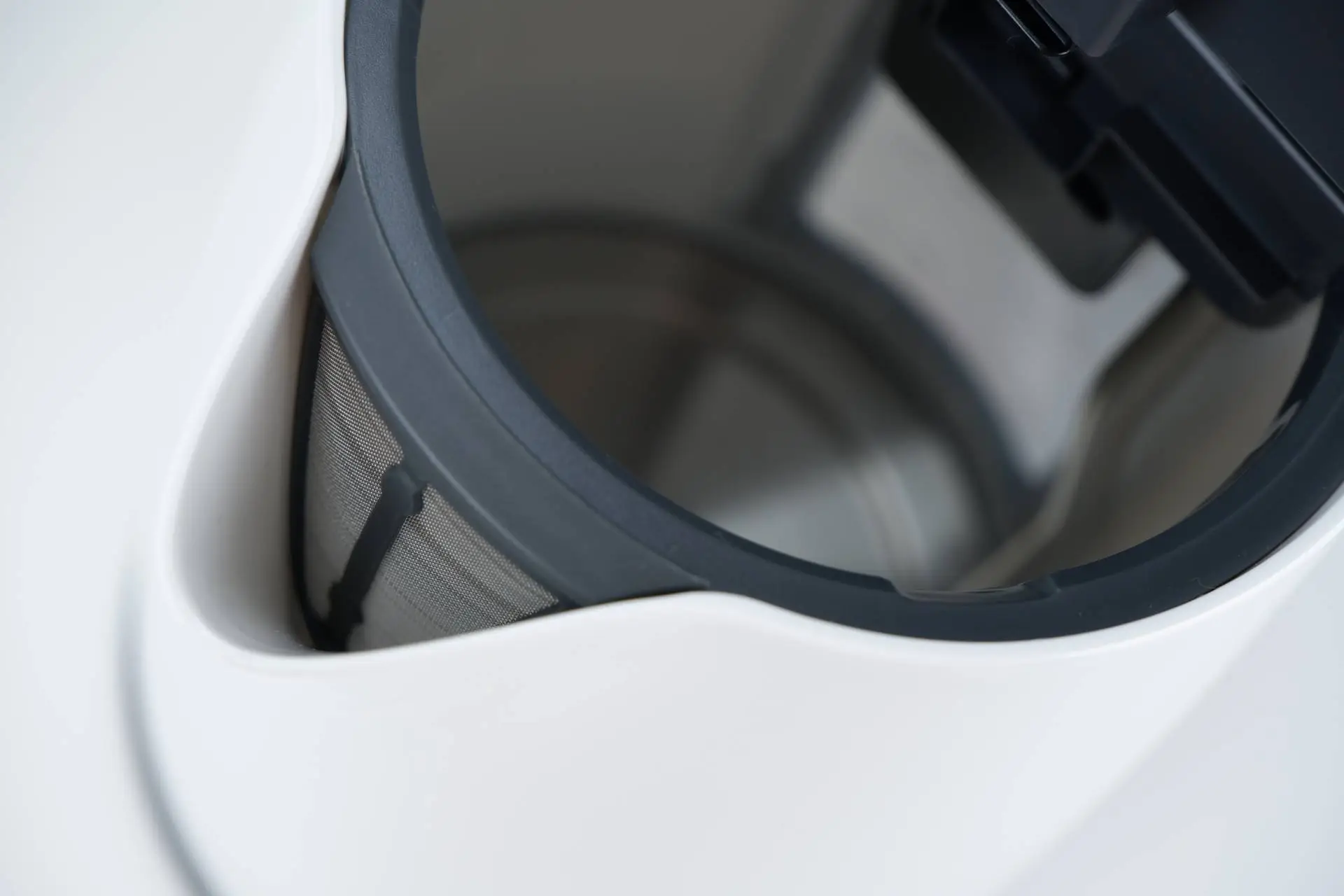 Zobáček konvice Detail zobáčku rychlovarné konvice Bosch TWK 6A011