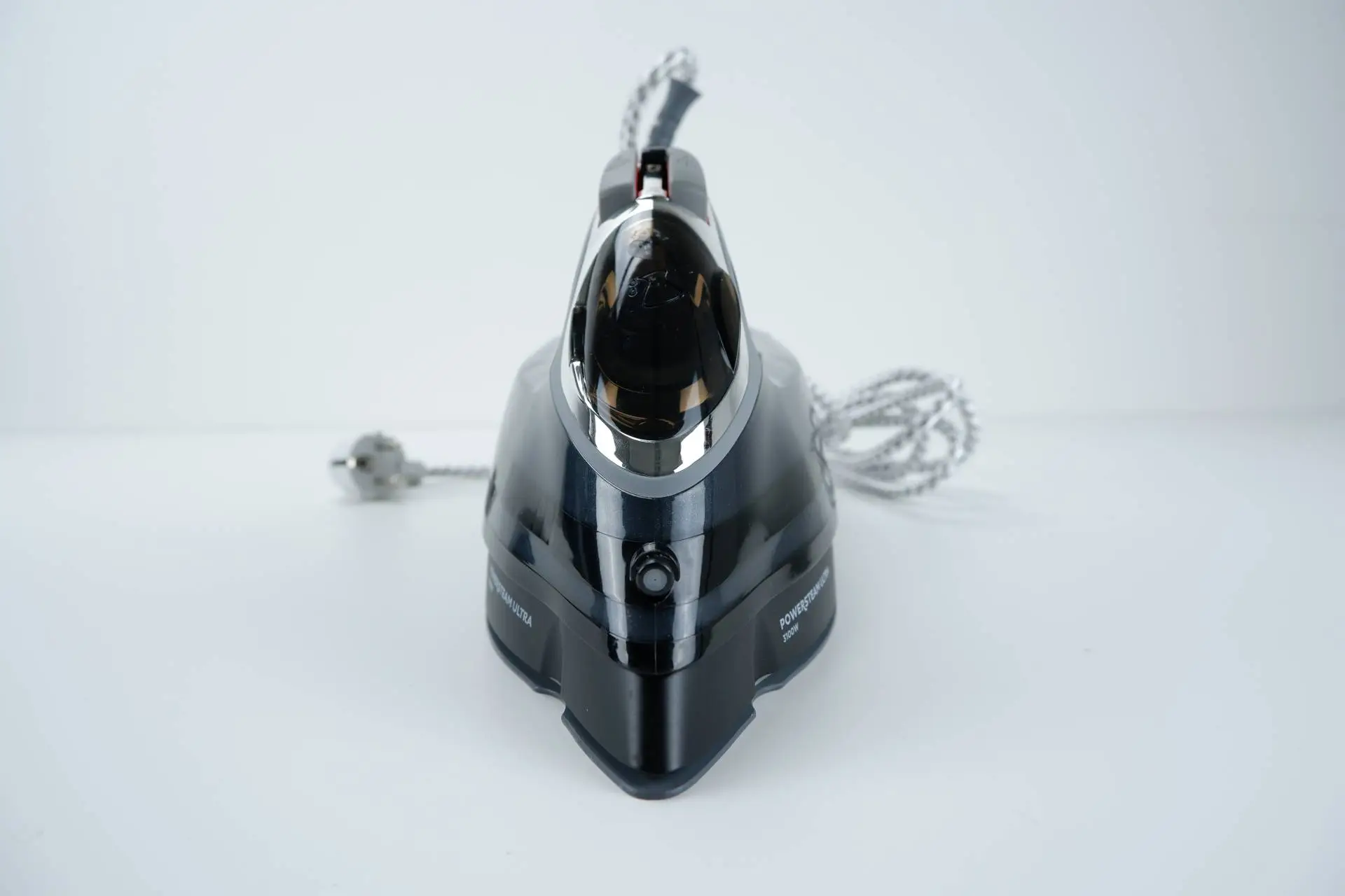 Přední strana Žehlička Russell Hobbs 20630 z přední strany