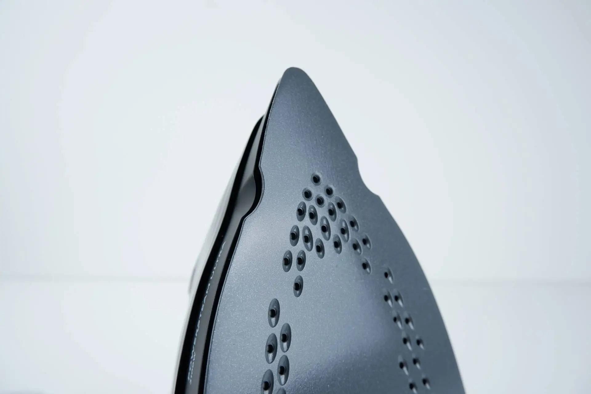 Zúžená špička s výřezem na knoflíky Špiška žehličky Russell Hobbs 20630