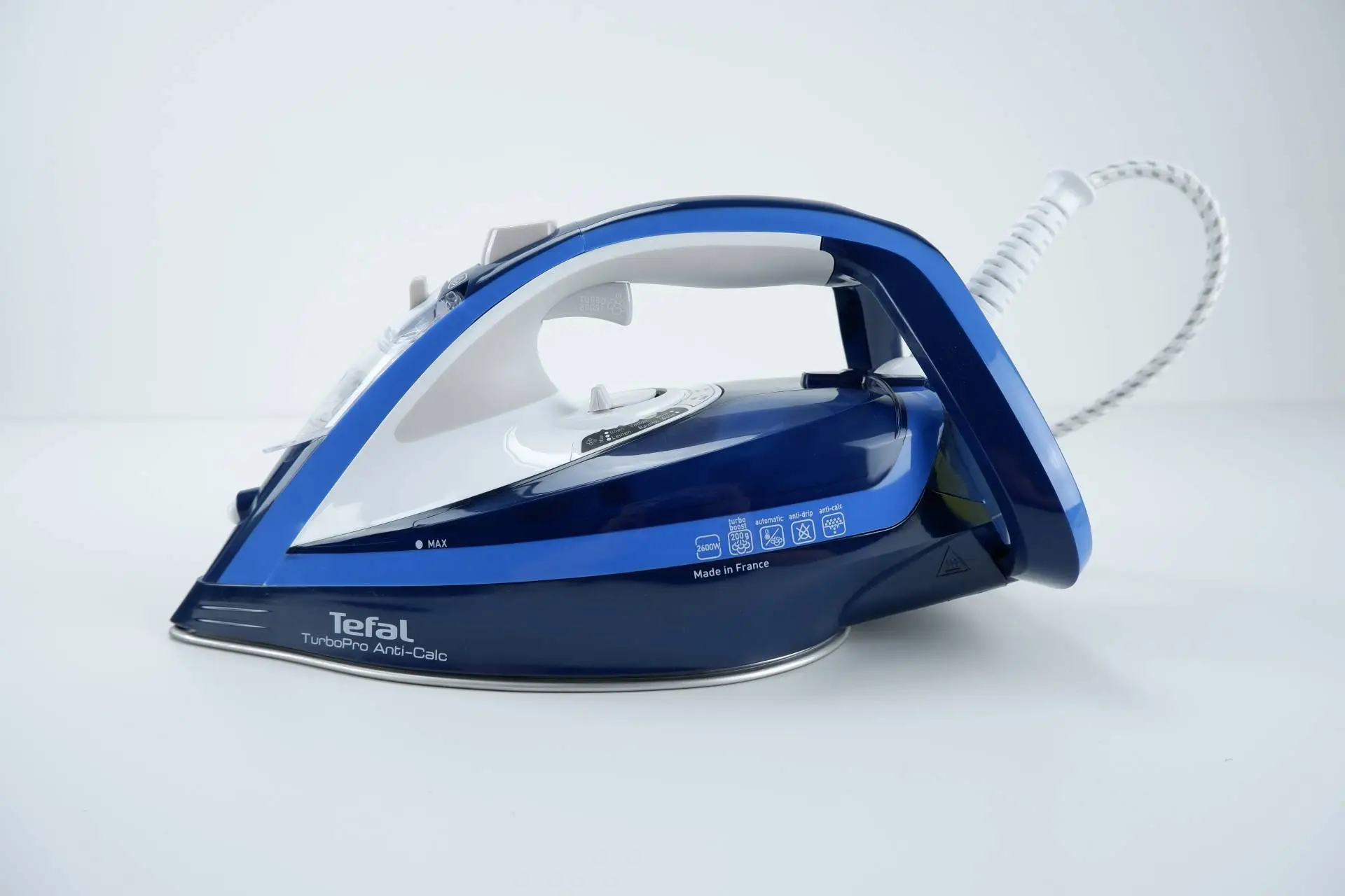Pohled z boku Boční strana žehličky Tefal TurboPro Anti-Calc FV5630E0