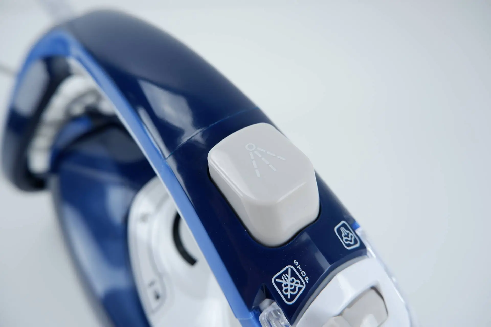 Tlačítko kropení Tlačítko kropení žehličky Tefal TurboPro Anti-Calc FV5630E0