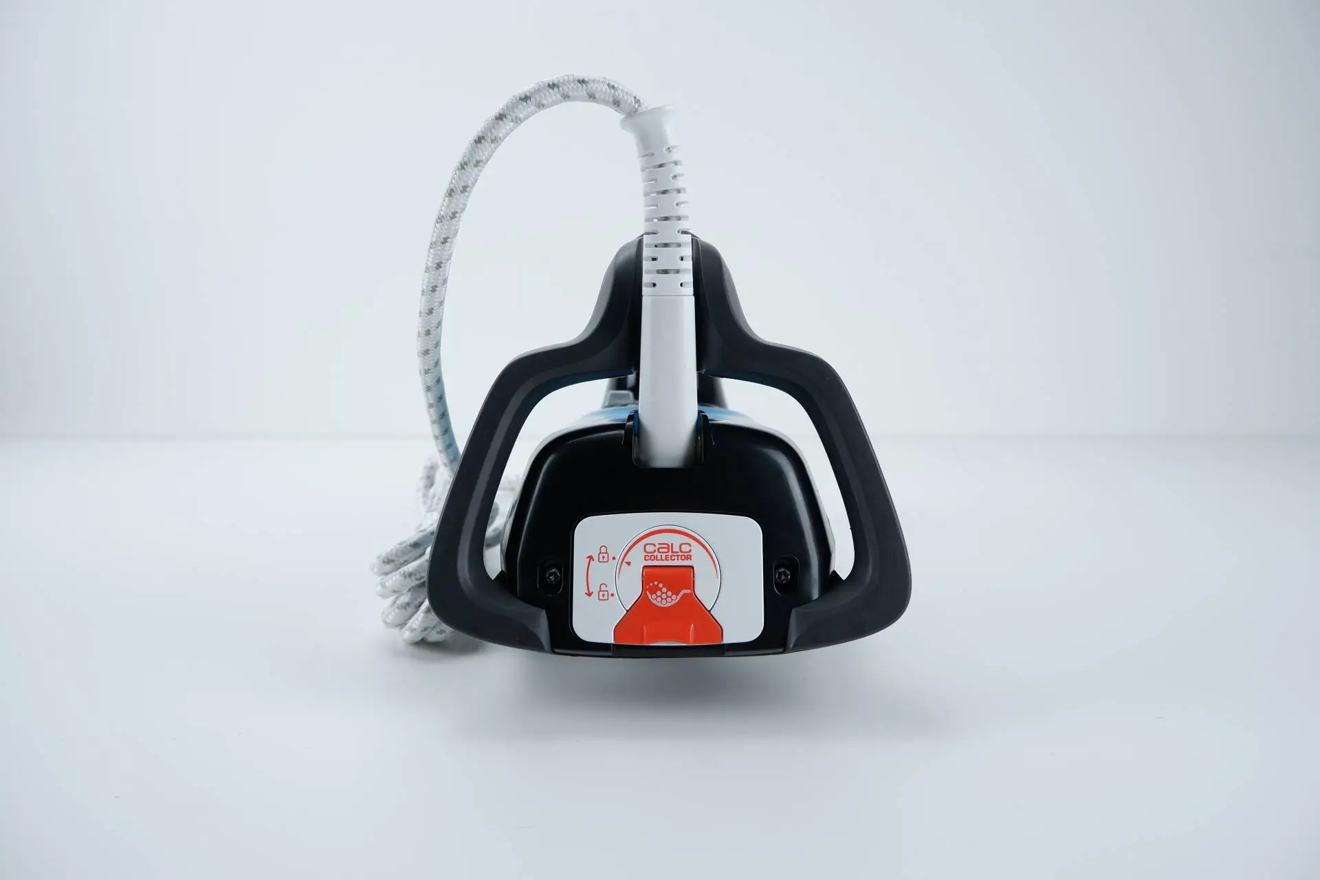 Zadní strana žehličky s filtrem Zadní strana žehličk Tefal Ultimate Anti-calc FV9785E0s filtrem