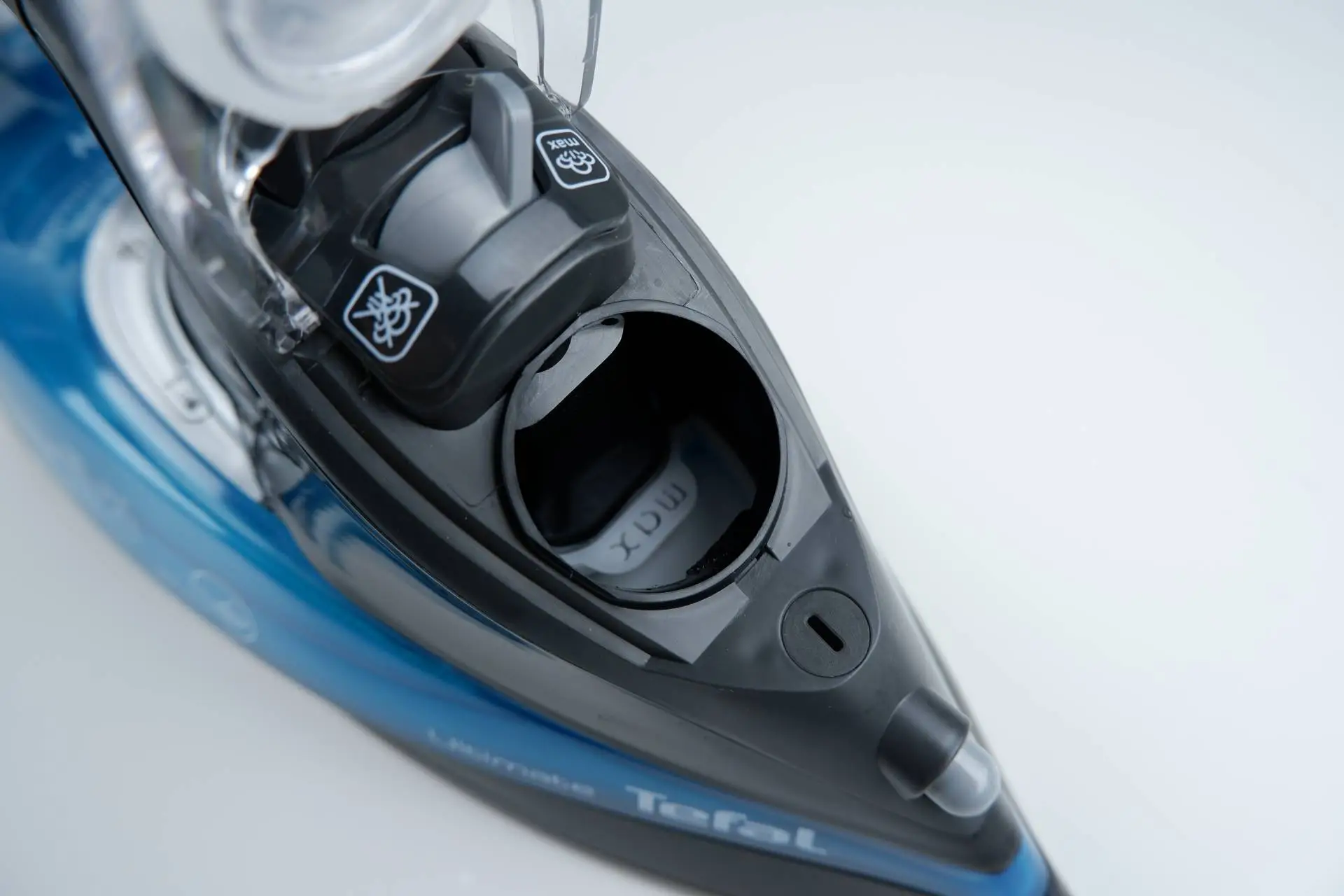 Ryska v plnicím otvoru Ryska v plnicím otvoru žehličky Tefal Ultimate Anti-calc FV9785E0